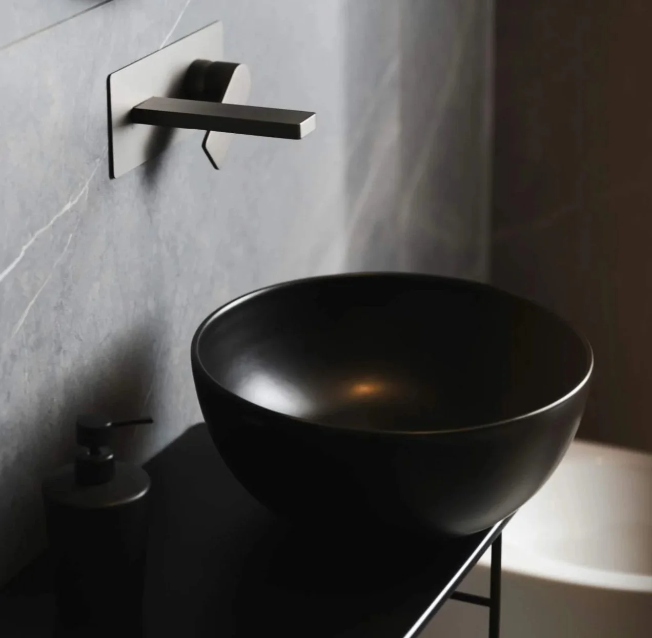 Zwarte wasbak. Sanitaire installaties voor woningen en renovatie | KVB Technics