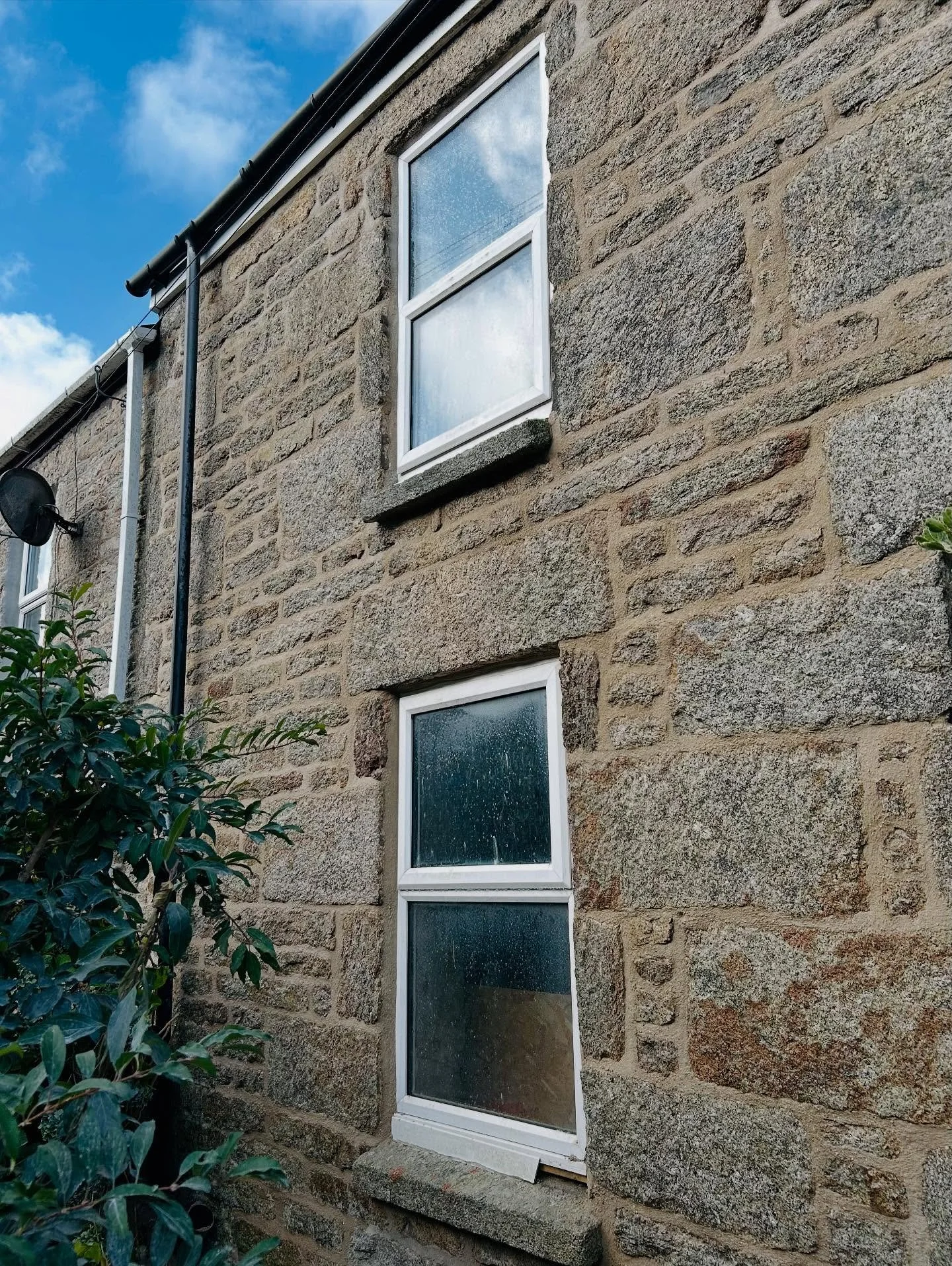 The lime mortar really brightens this cottage in st just up. The clients are replacing the windows very soon but we pointed them in all the same.
#lime #work #house #home #cornwall #mason #granite #mortar #traditional #sun #hessian #water #building