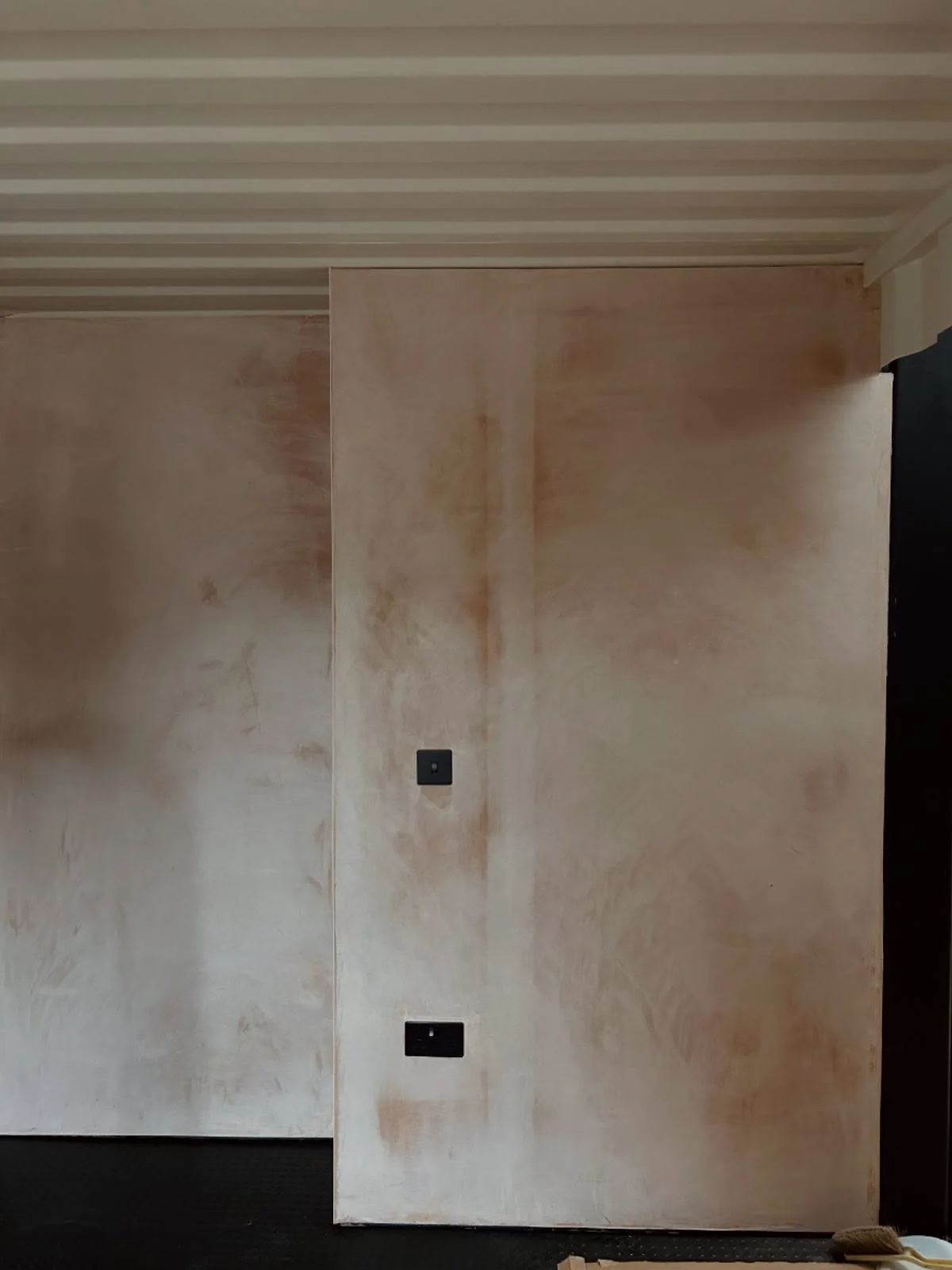 Some plastering done a while back it was good to revisit this project and see the finish. The client decided to leave the plaster bare.
#plastering #trowel #walls #interior #house #home #newbuild #building #construction #work #modern #design