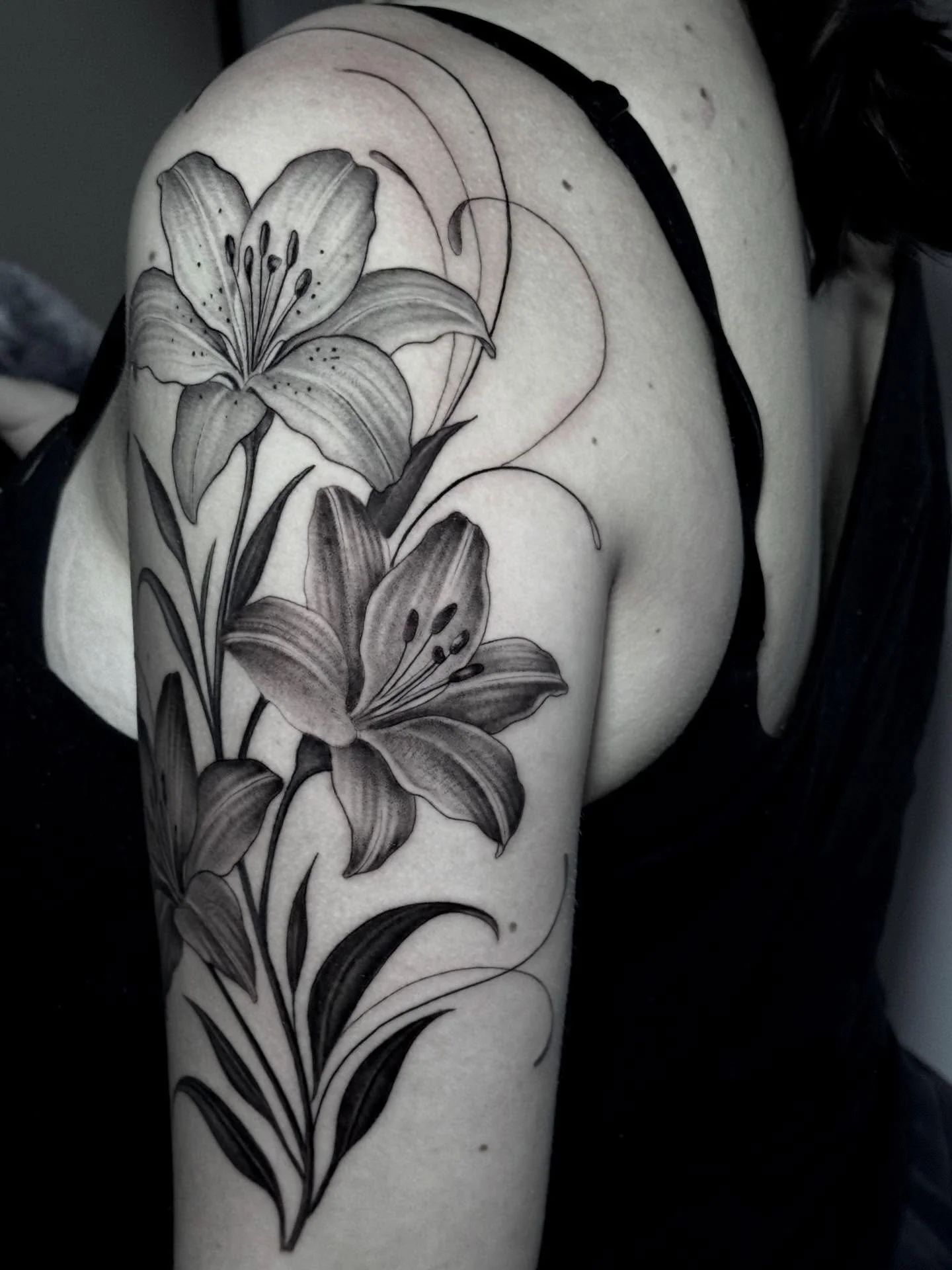 And sometimes we do light flowers and swirls 🖤✨ 
Swipe to see the rest! 🫶🏻

#njtattooartist #lillys #whimsicalart #floraltattoo #femaletattooartist #northjerseytattooartist