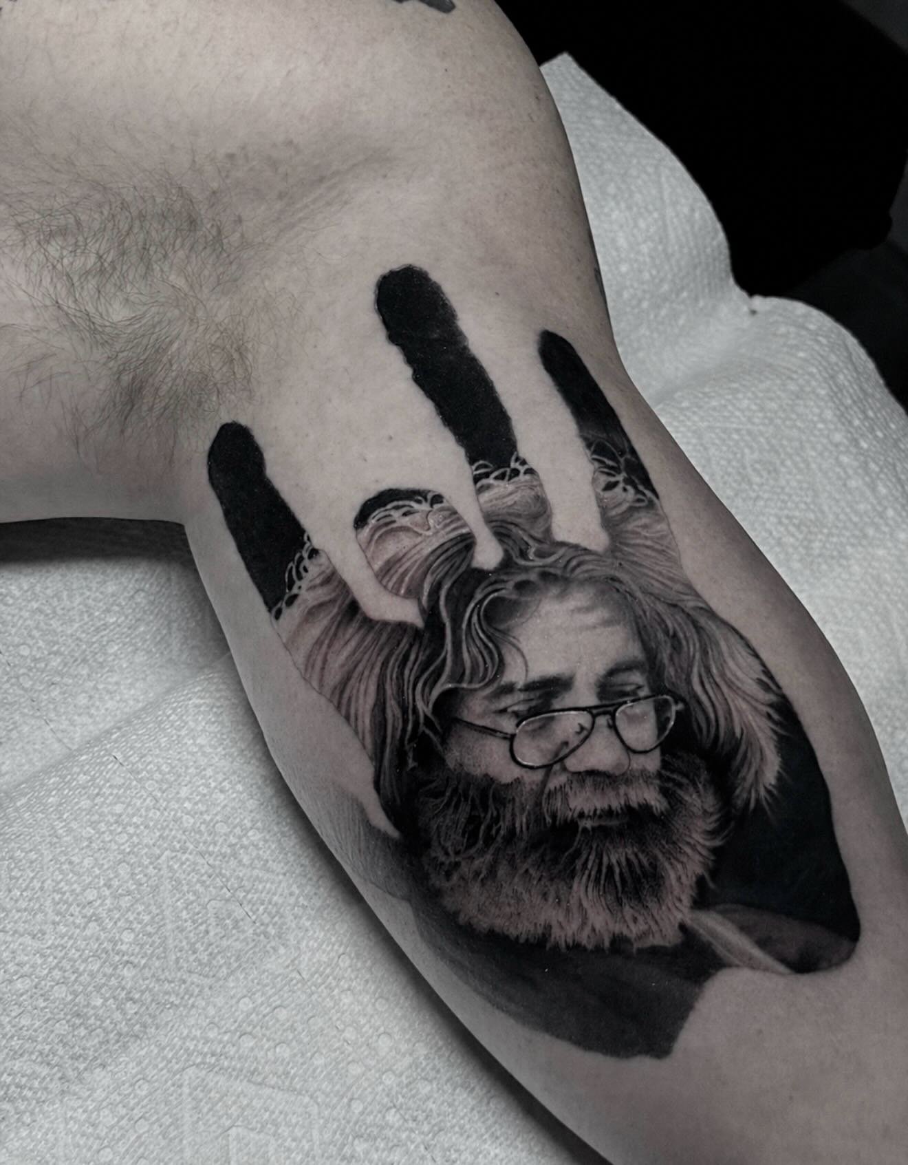 Somewhere between Music and Memory. Swipe 👈🏻

#gratefuldead #deadhead #jerrygarcia #gratefuldeadtattoo #njtattooartist