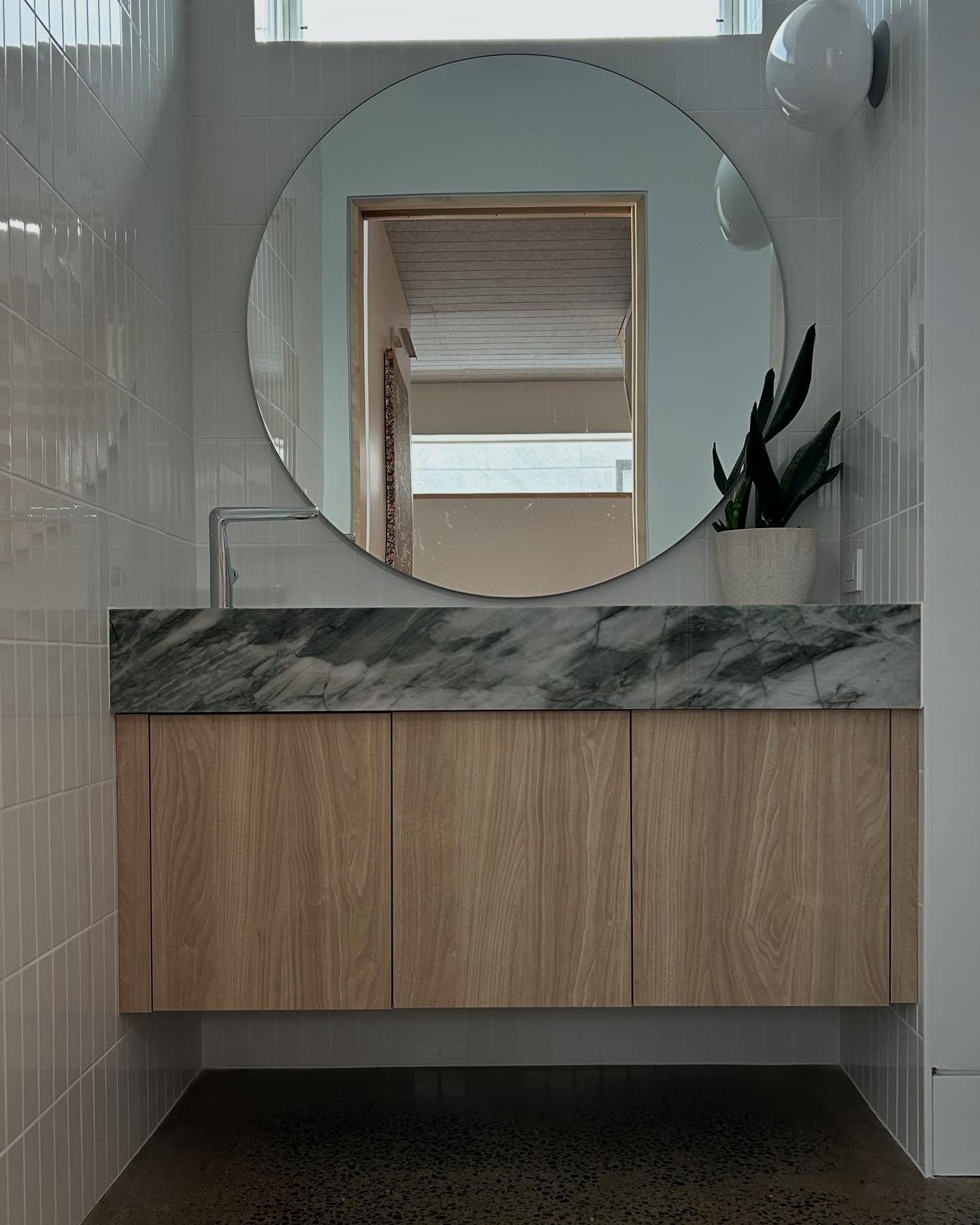 It&rsquo;s always nice to see skilled trades come together to create a beautiful space.

Designer: @hkhome.hfx