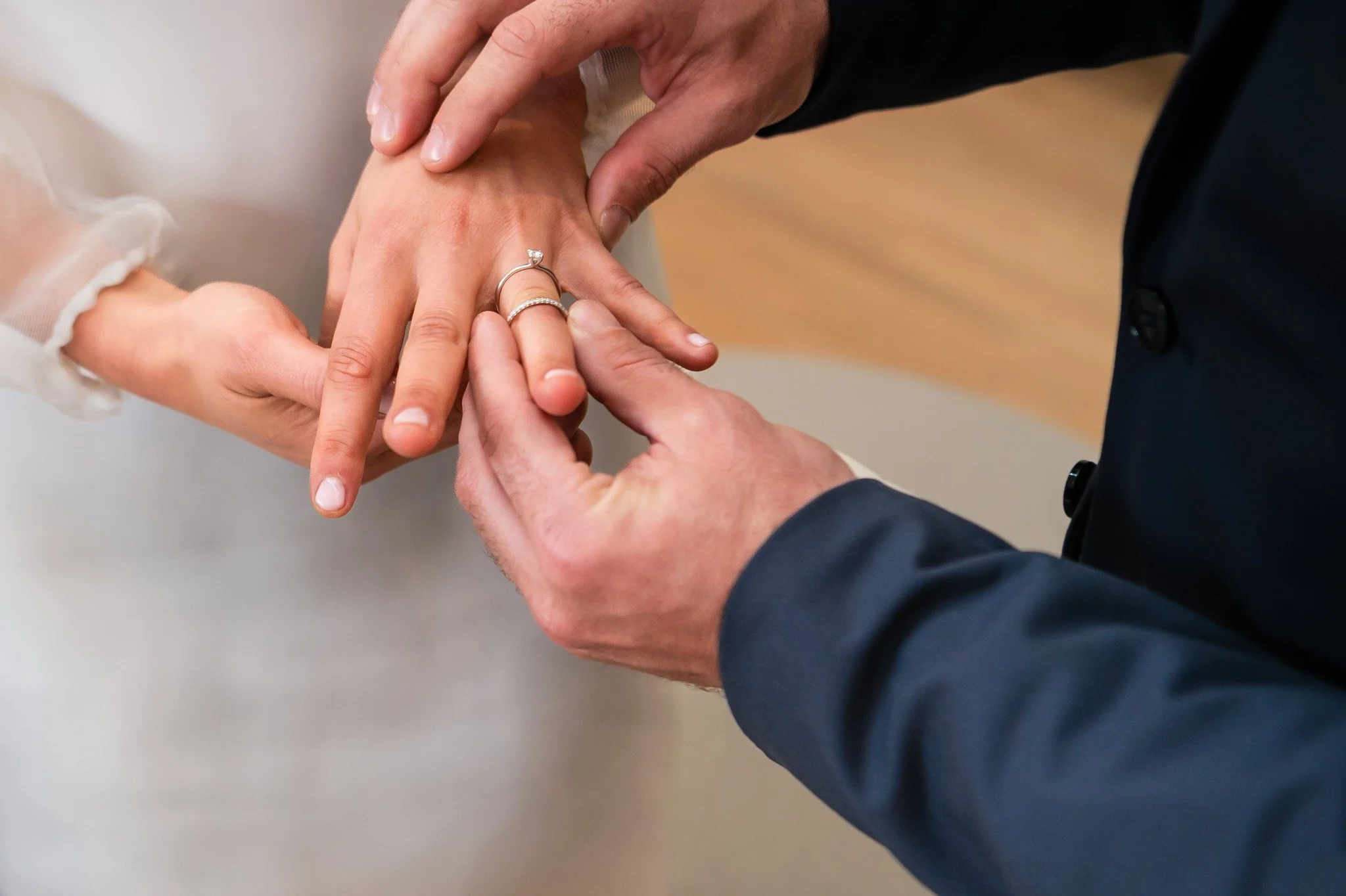 JA zeggen hoeft niet altijd groots te zijn 💍🤍
Of jullie nu alleen voor de wet trouwen of dit moment apart van jullie grote dag plannen: ook dit verdient om vastgelegd te worden. 
Met mijn wettelijk huwelijkspakket zorg ik ervoor dat jullie herinn