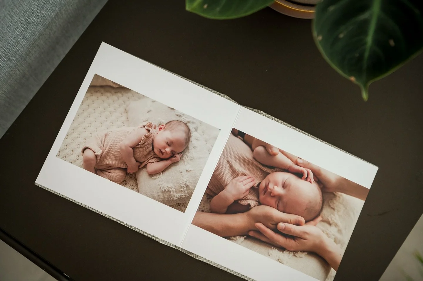 Herinneringen om vast te houden 🖼️
Jullie foto’s verdienen meer dan enkel een plekje op de computer. In de keuzepakketten zitten hoogwaardige prints en albums. Zo hebben jullie niet alleen digitale bestanden, maar ook iets moois om door te bl