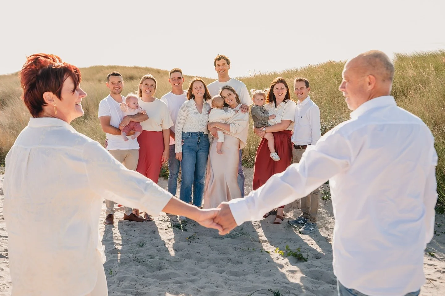 Familiesessies aan zee 🌊 
Tijdens familieshoots neem ik ook de tijd om de aparte gezinnen en koppels in beeld te brengen, zo krijgen jullie een mooie mix van groepsfoto’s en intiemere beelden. 🧡