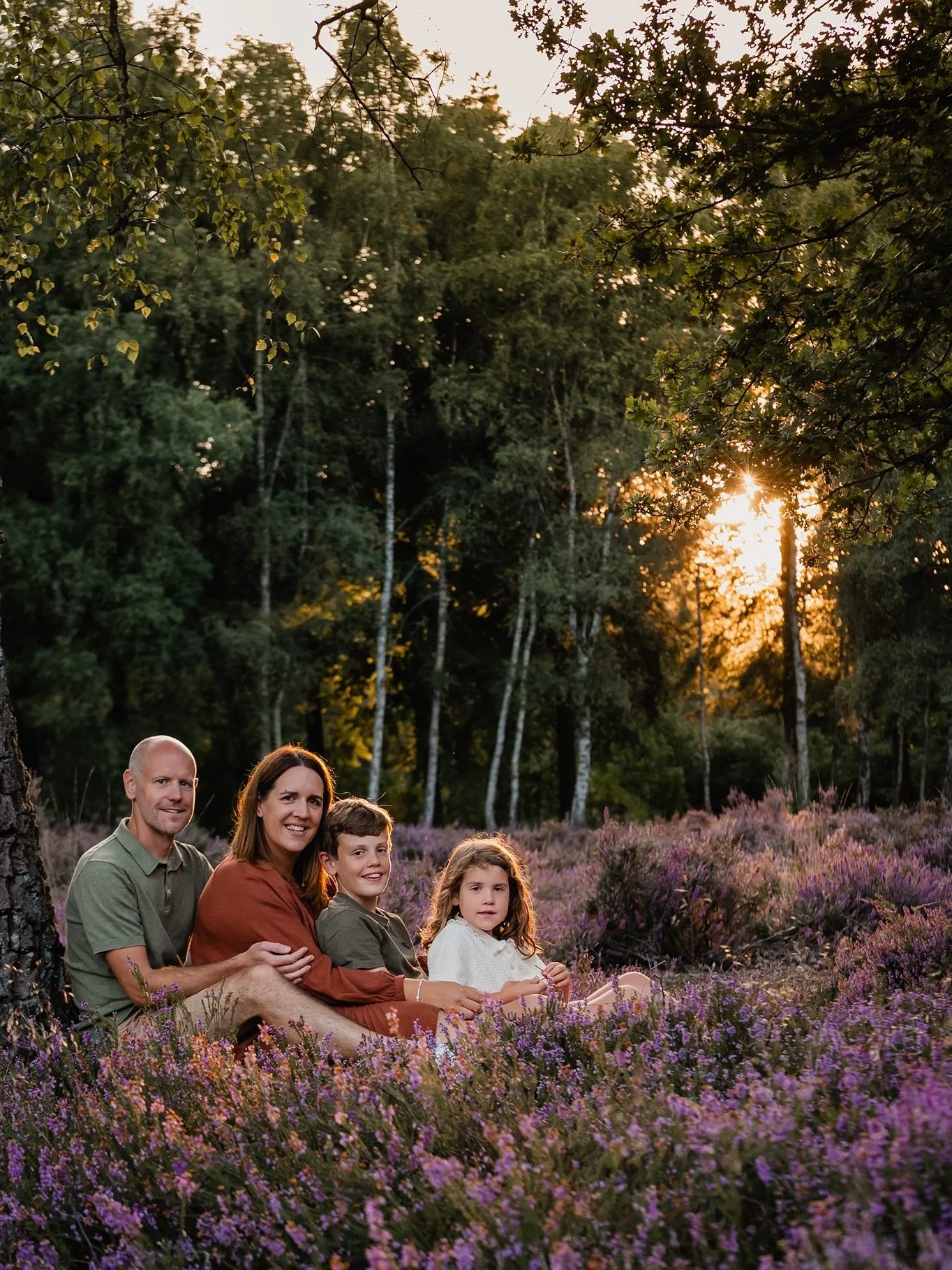 Golden hour + paarse heide + een warm gezin = 🧡✨
Momenteel schildert de herfst de natuur in de mooiste tinten. En weet je wat extra fijn is? Het wordt vroeger donker, dus golden hour valt ook vroeger. Ideaal voor gezinnen met jonge kinderen. 🌅
📸