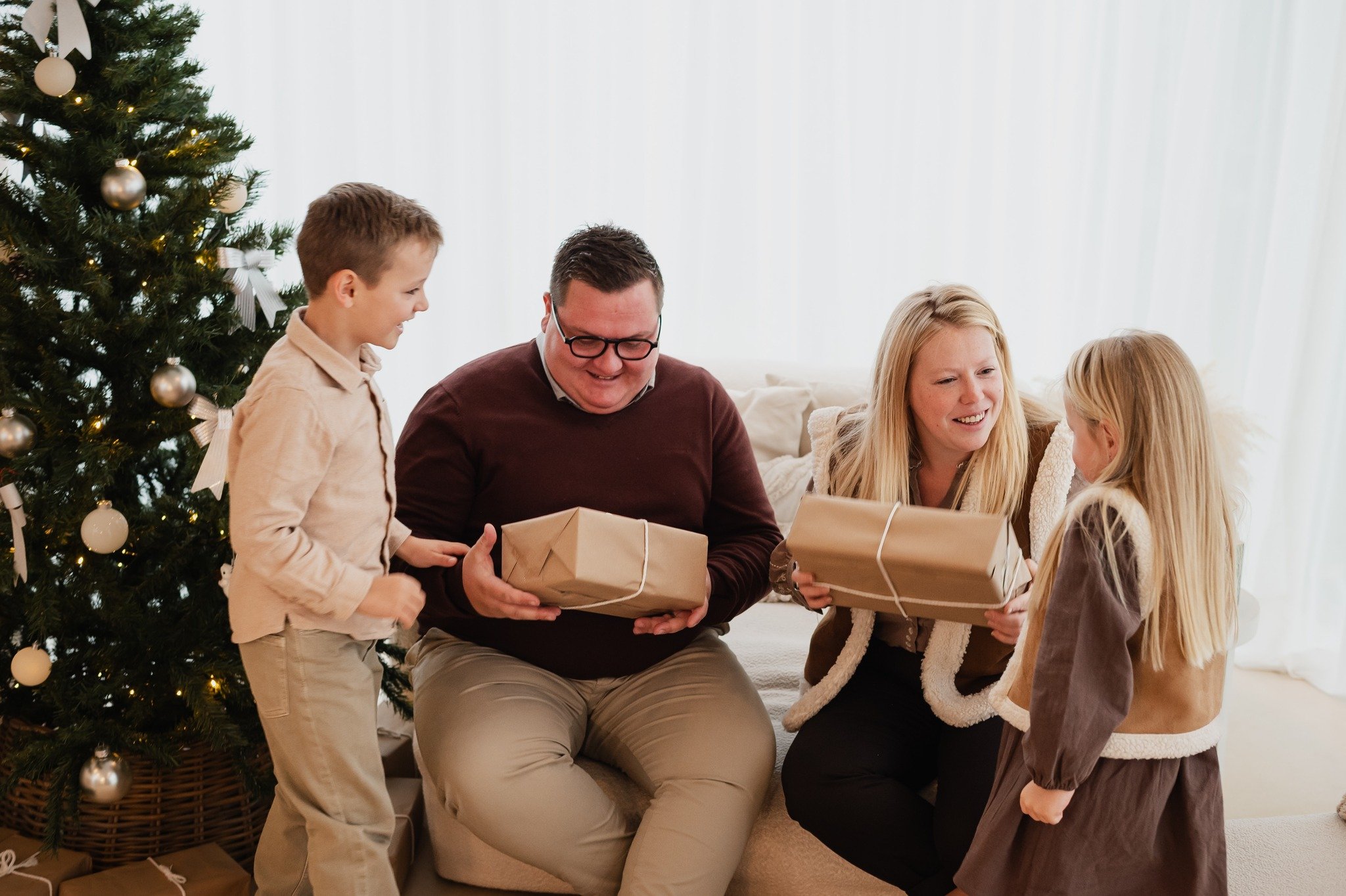 Nog maar 10 dagen tot kerst&hellip;

Ben je nog op zoek naar een waardevol cadeau? 🎁
Een fotoshoot is iets dat je niet gewoon geeft, maar samen beleeft, een herinnering voor het leven.
Perfect voor onder de kerstboom &eacute;n ideaal voor wie nog ge
