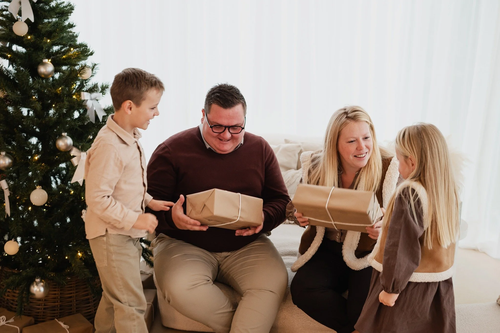 Nog maar 10 dagen tot kerst&hellip;

Ben je nog op zoek naar een waardevol cadeau? 🎁
Een fotoshoot is iets dat je niet gewoon geeft, maar samen beleeft, een herinnering voor het leven.
Perfect voor onder de kerstboom &eacute;n ideaal voor wie nog ge