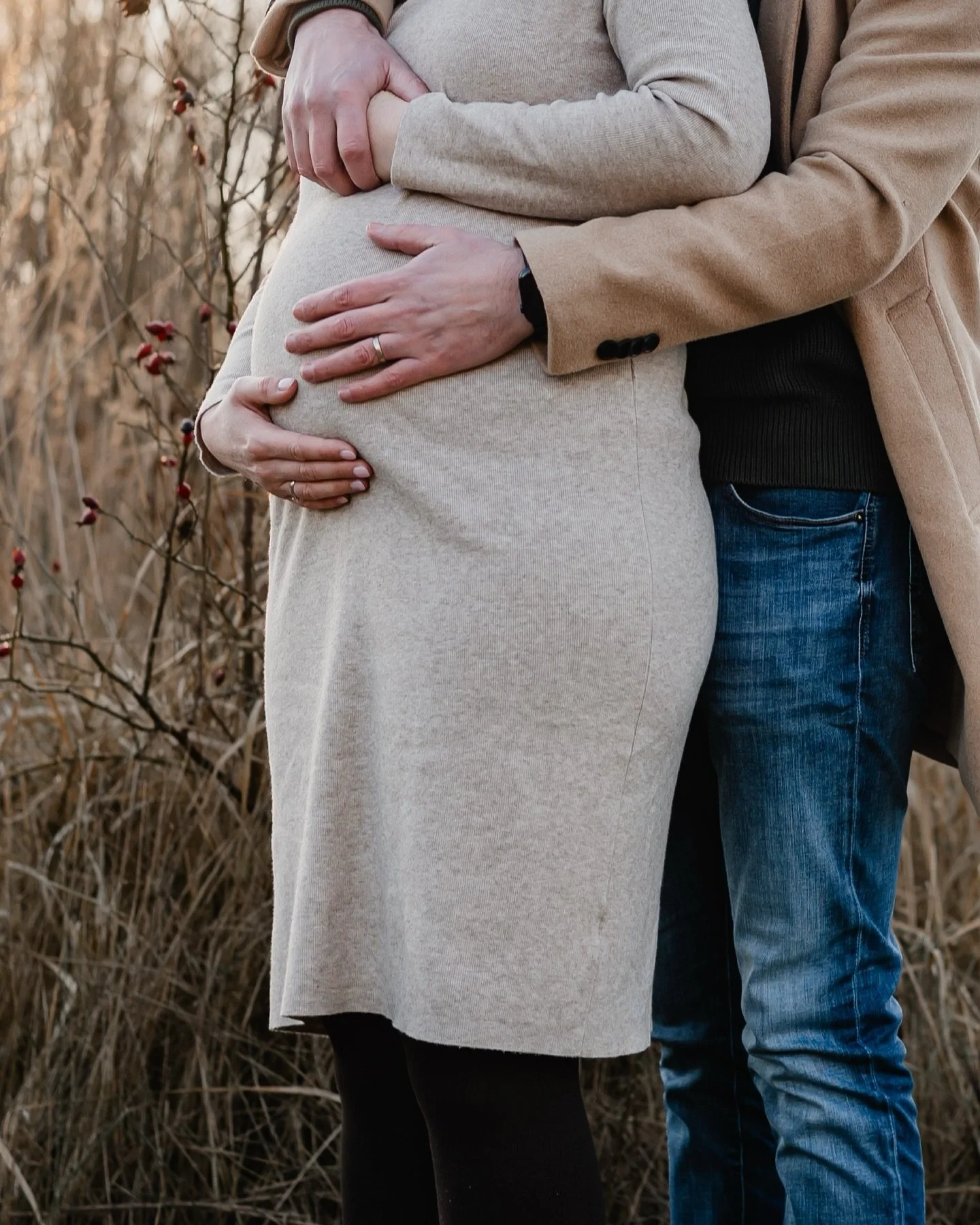 Winterse zwangerschapsshoots buiten? ❄️ Absoluut.
De zon staat in de winter al vroeg lager en is veel zachter dan in de zomer. Deze foto&rsquo;s werden pal in de namiddag genomen, en kijk eens naar die warme gloed die het licht ons schenkt.
Na een kl