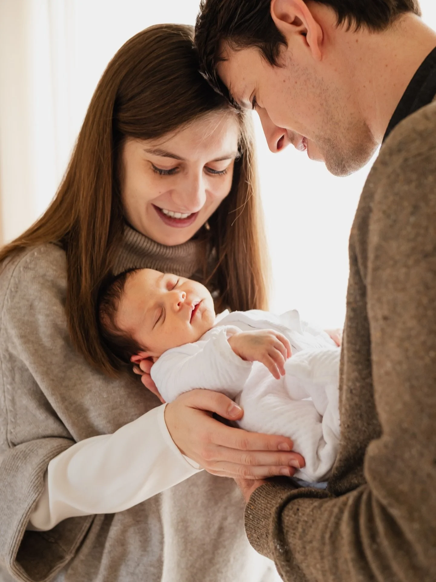 Twee weken oud.
Nog zo klein. Nog zo nieuw. 🤍

Newbornfoto&rsquo;s maak ik het liefst bij jullie thuis,
op jullie tempo, op het ritme van jullie baby.

De onze heb ik lang geboekt en ik kijk er zo naar uit! 🥰

Ben je uitgerekend voor deze zomer?
Re