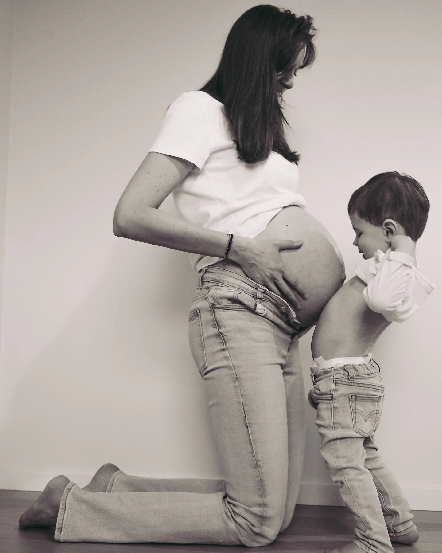 38 weken 🤍

Bij Jules beviel ik op 39 weken&hellip; Zou het nu ook nog een weekje zijn?

Deze foto&rsquo;s namen we deze morgen, voor we Jules naar de cr&egrave;che brachten.
Ik had dit beeld al een tijdje in mijn hoofd en wou het absoluut nog vastl