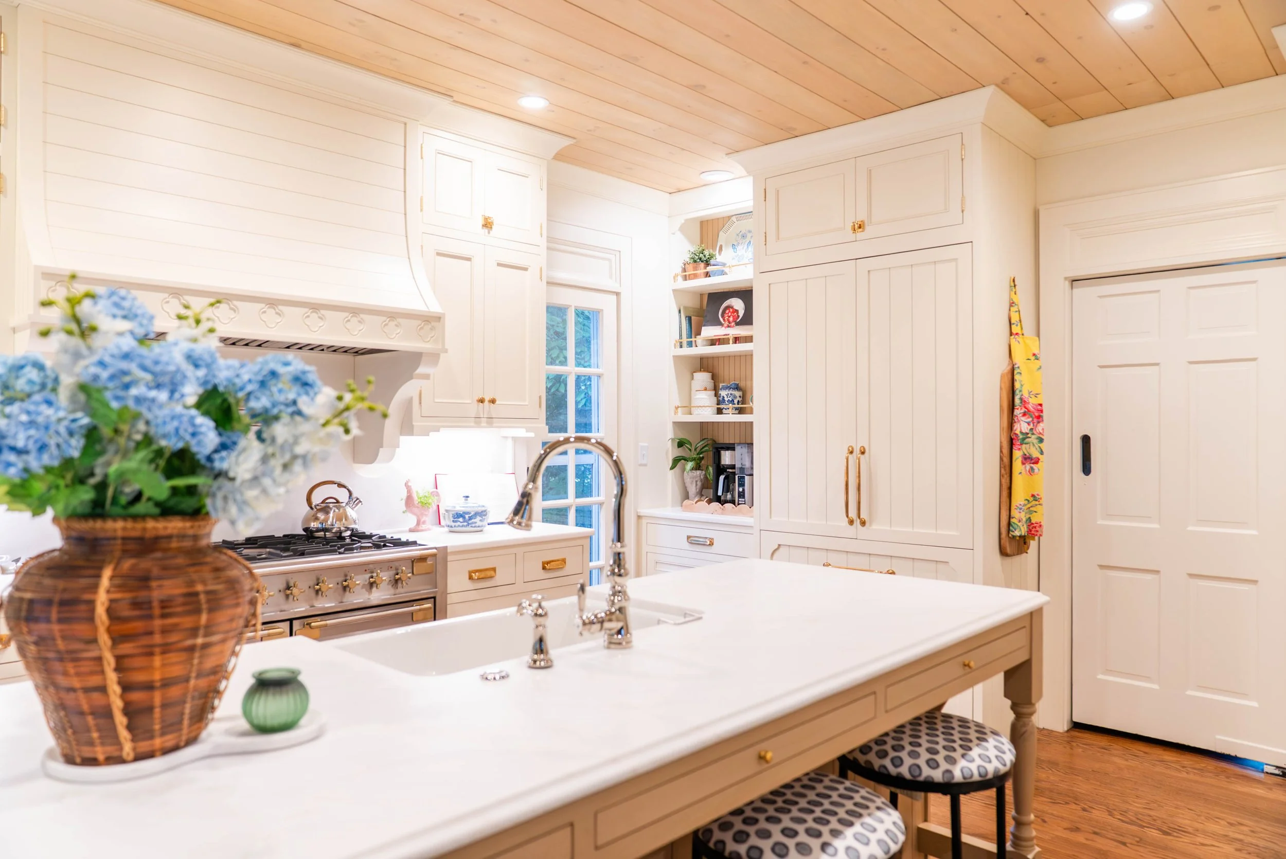 Colorful Traditional Farmhouse Kitchen Remodel by Cookeville Kitchen Sales project photo