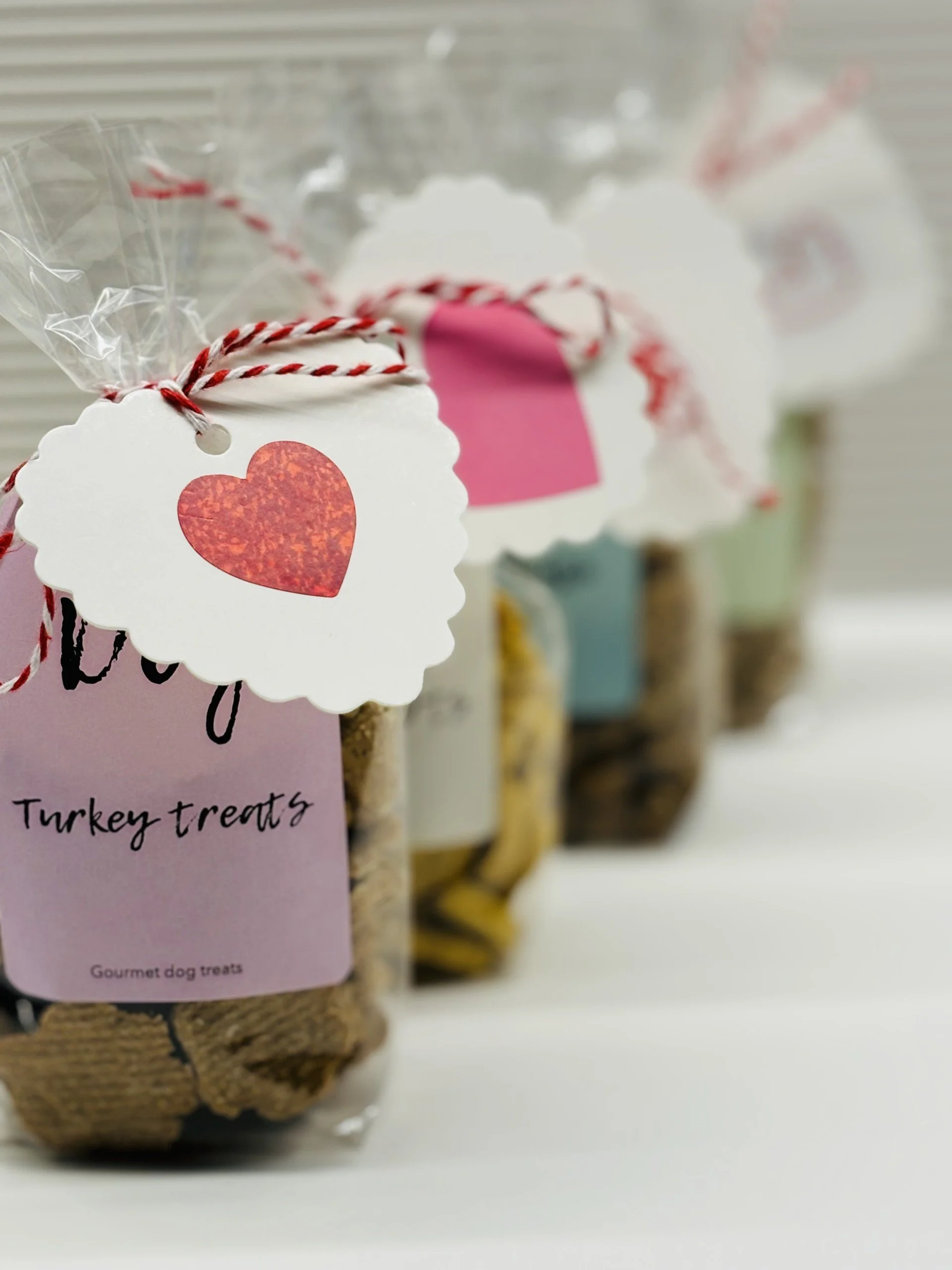 Choose your free gift tag for that paw-sonal touch 🐾