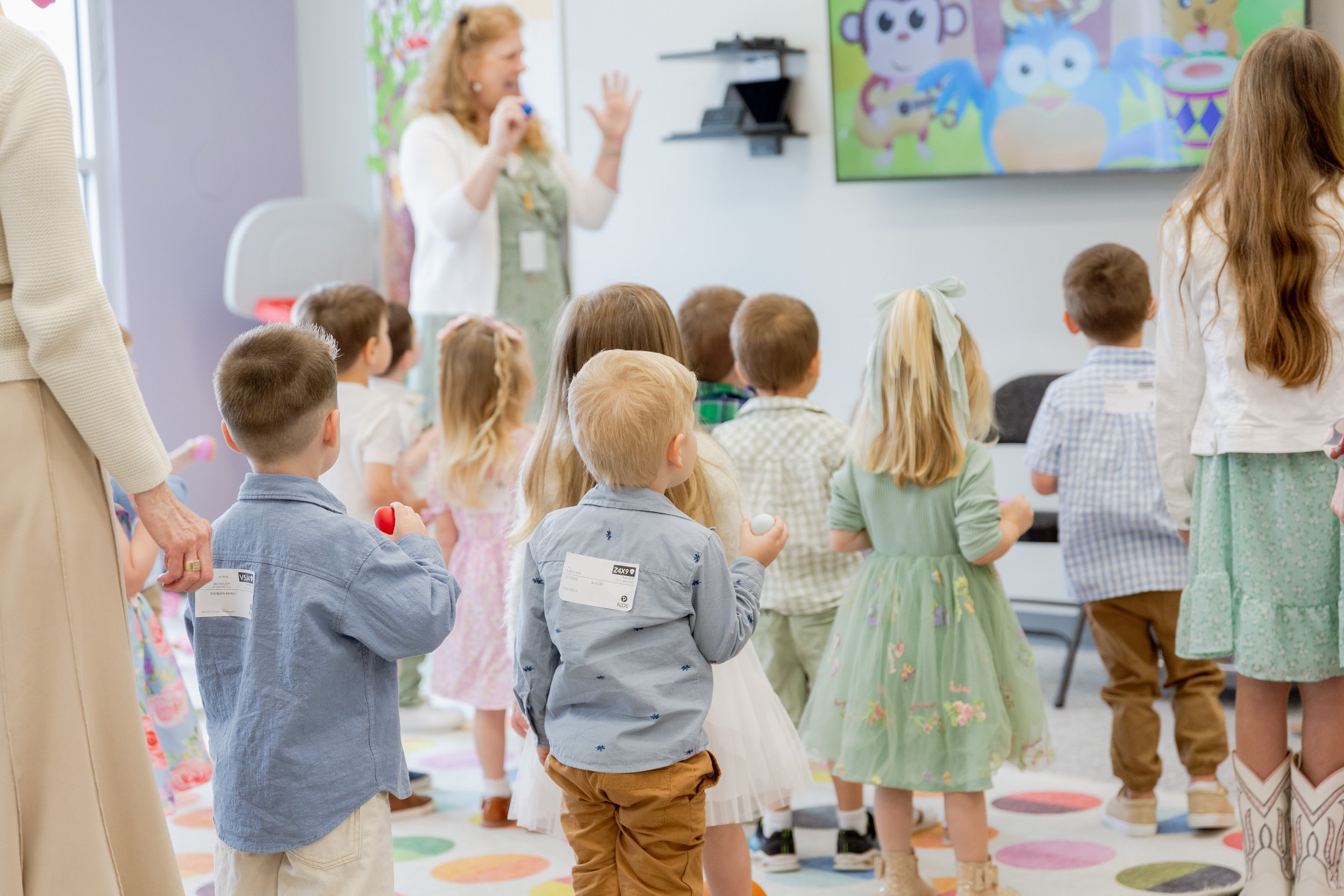 kids worshippng 