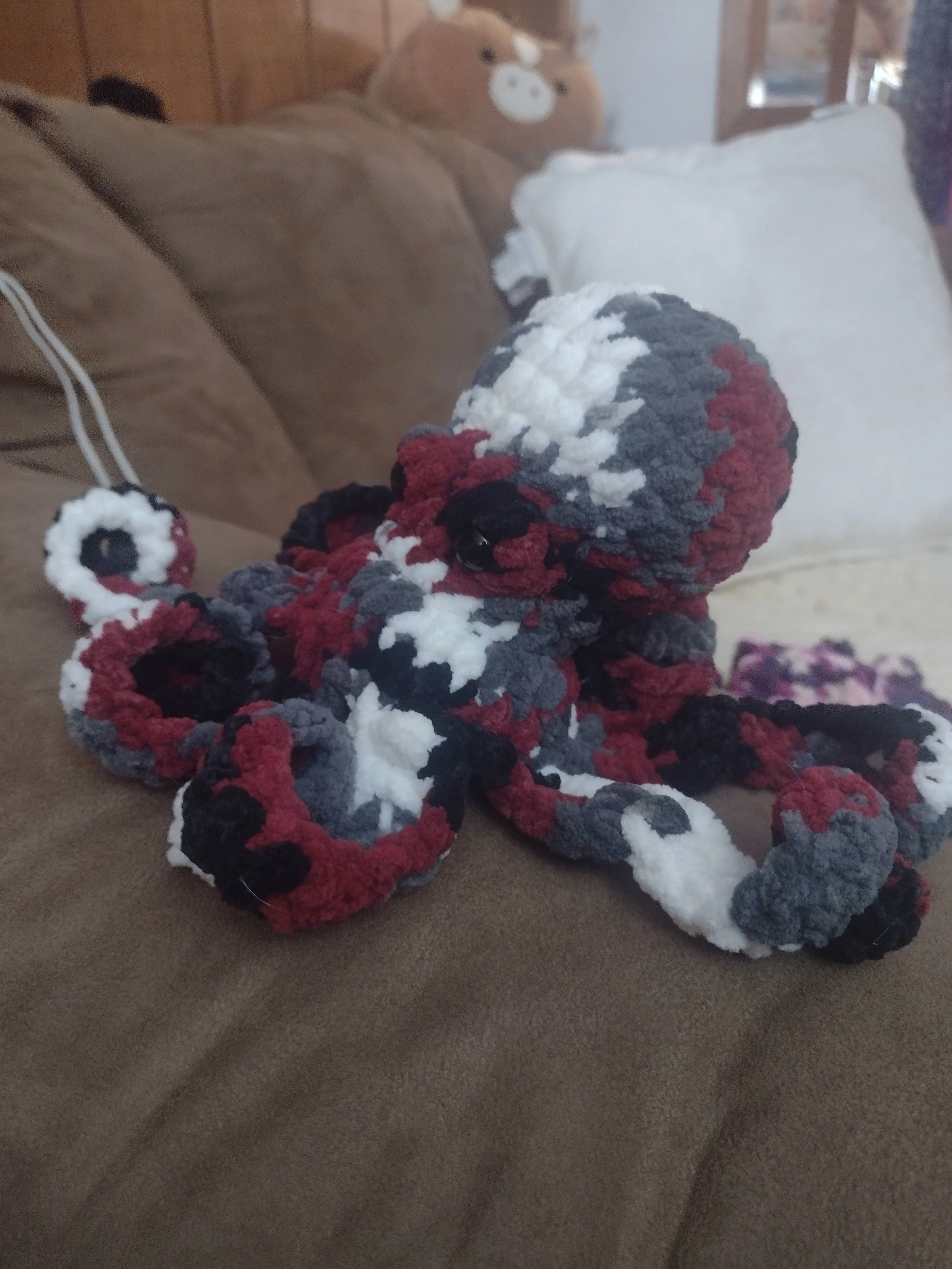 Drift the Octopus -med black, red, white ,grey