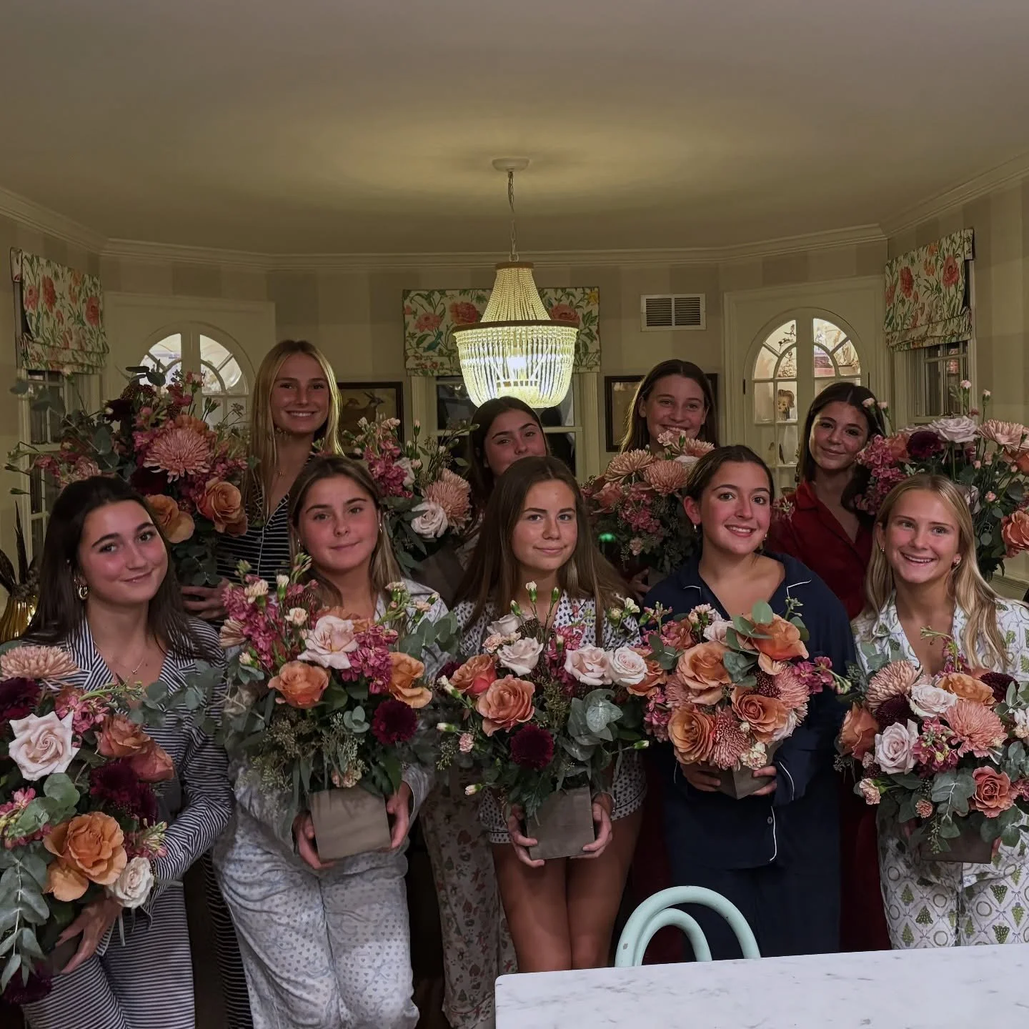 A great way to help your teens find balance and put away their phones for the night: Get your teens involved in a fun and creative activity like this screen-free floral arrangement class! These ladies got the assignment and nailed it. 💐 

Hosted by 