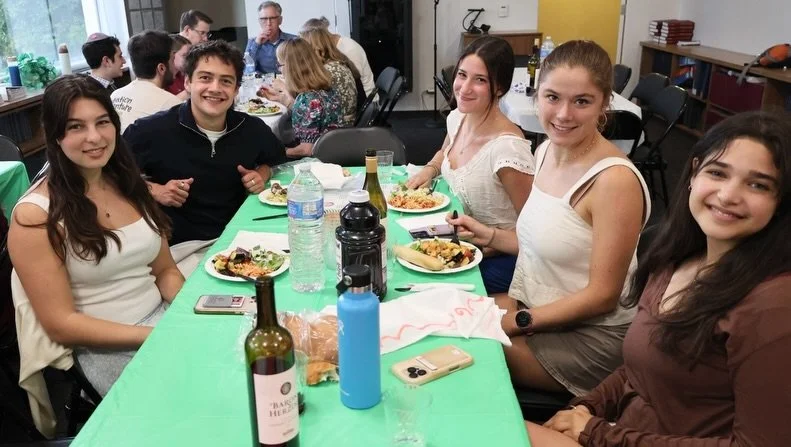 Dance Speaks &amp; Carb Night Shabbat was a blast! 💃🏽🪩 Nothing better than good food, great energy, and dance bringing everyone together.

Huge thank you to @scrippsaslclub &amp; @5cjewishchaplain for an amazing collaboration, and a super special 
