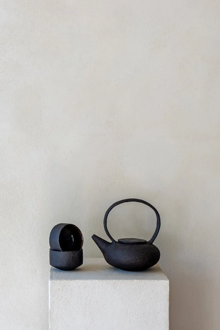 Teapot with two tea cups dark. Lena Harms