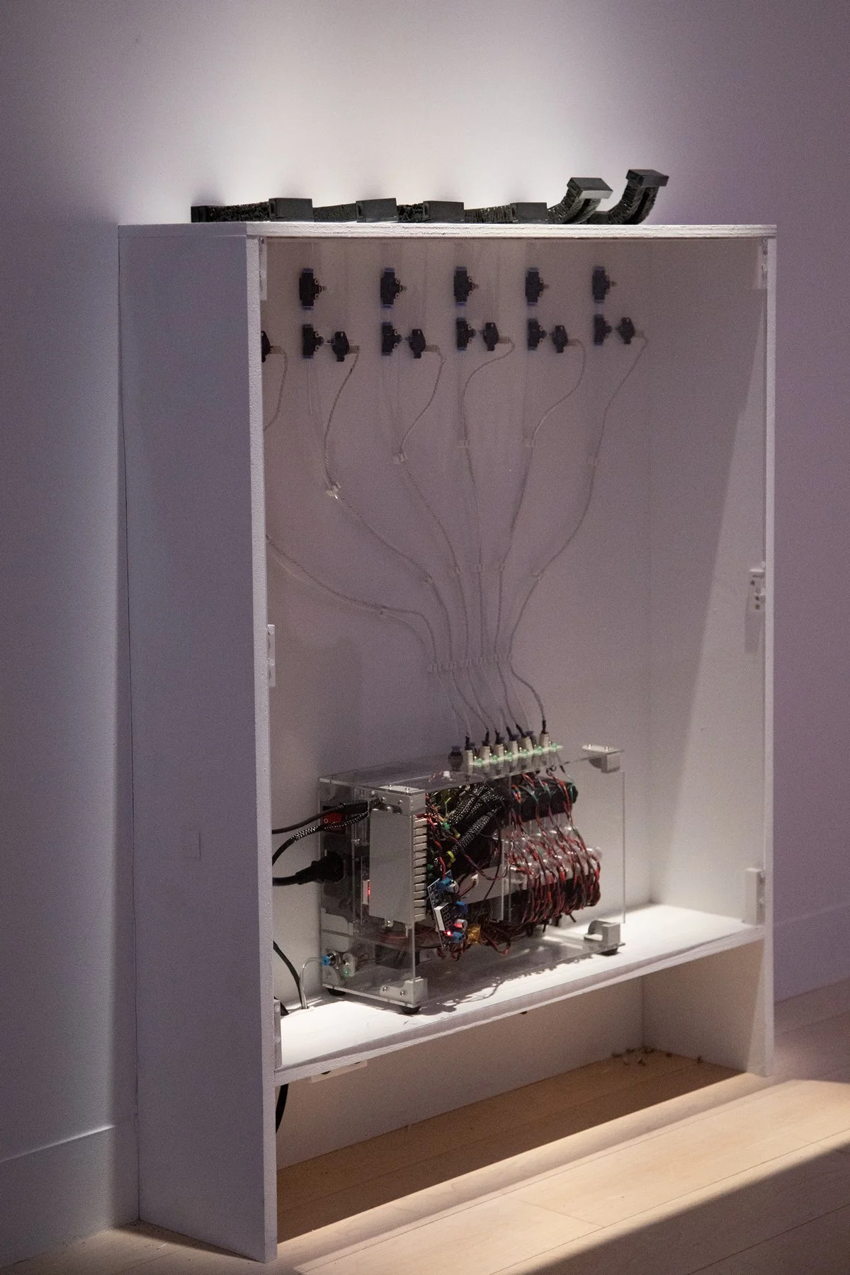 Exposition de l'installation Claviiiiiier de Félix Vanneste et Samuel Bianchini dans le cadre de l'exposition ICRA’26 Arts in Robotics