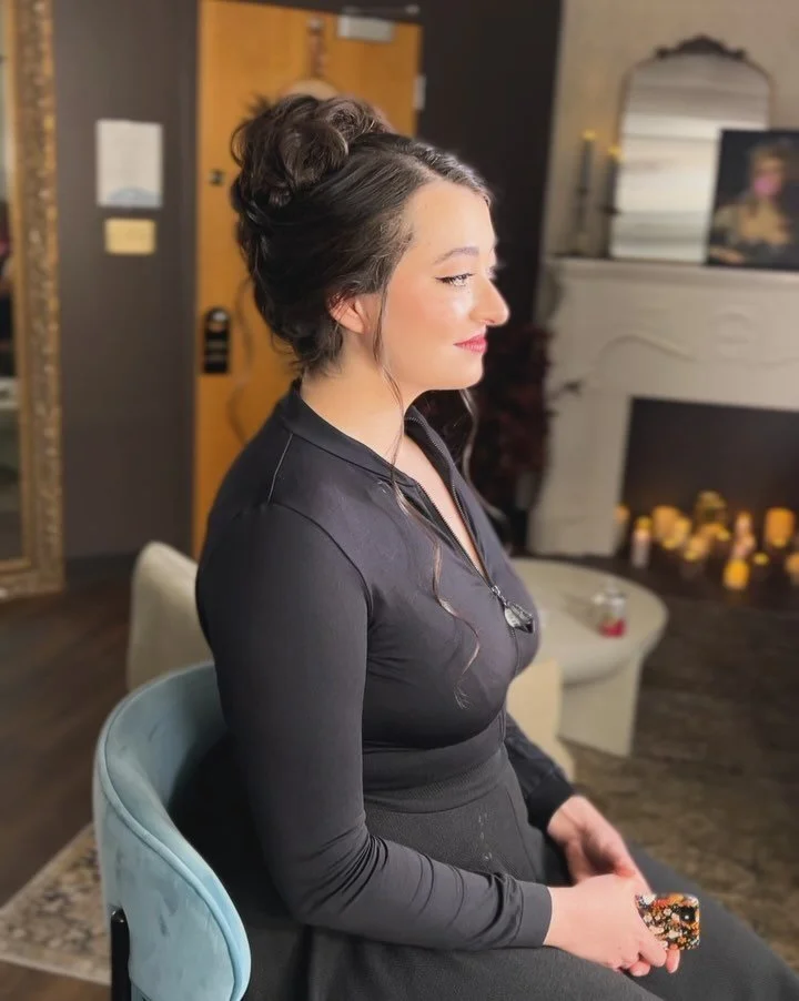 That dreamy studio back drop vibe ✨

@debpetrielli and @joannabartistry tag teaming on this beautiful client 

Interested in hosting your next client or class in our dreamy space? Send Deb a message; let&rsquo;s chat! 

// #chicagomakeupartist #chica