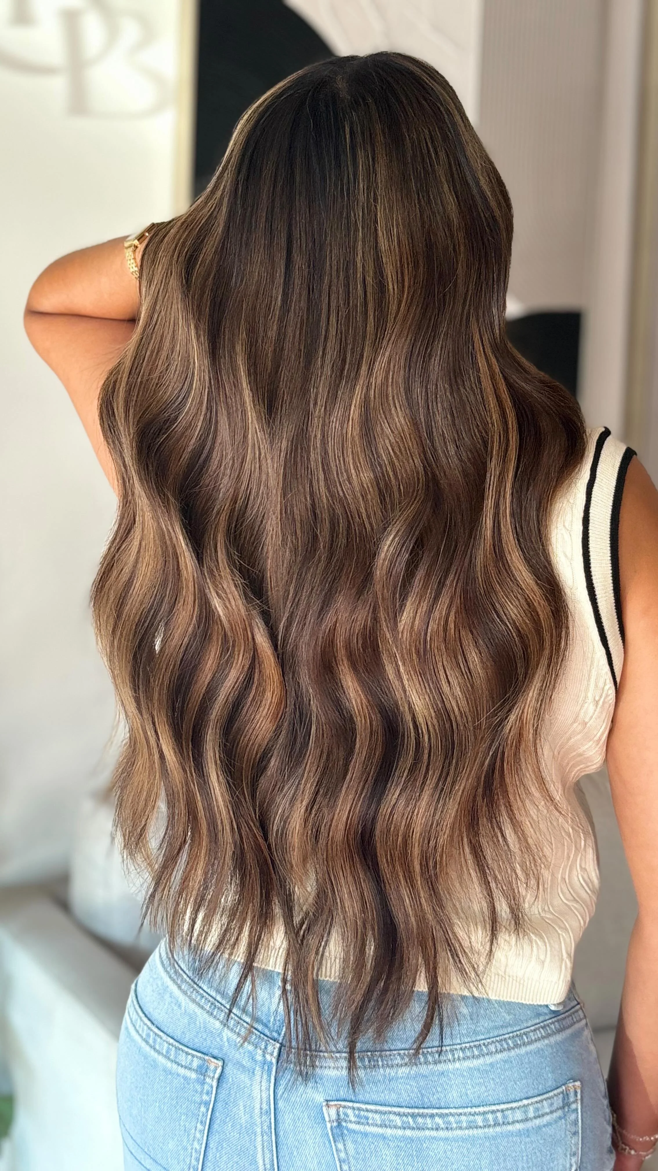 Blended two custom shades of @bellamihair for this soft, dimensional balayage using K-Tip extensions 🤍
These are made to move and feel just like your own hair. And with proper care, they’ll last 3-4 months.
Brushing daily is key to keeping th