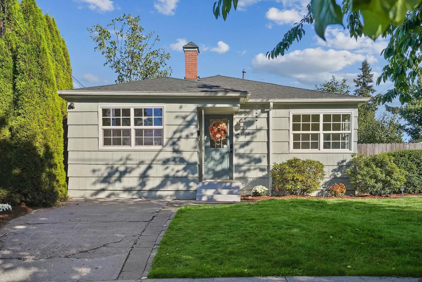 ✨☀️JUST LISTED☀️✨

Come meet the cutest Bungalow on the block!! 

Swooning over this charmer in North Portland. Set high above the street, natural light floods in from every angle. This home has all the old school charm you love - hardwood floors, ar