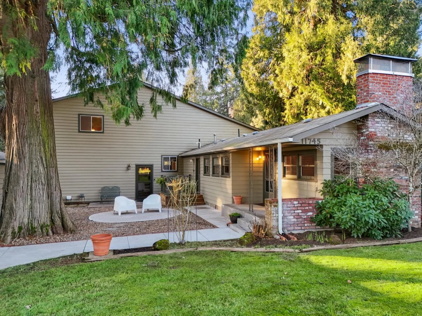 Come see this beauty at an open house this weekend!! 

Saturday 12-4
Sunday 1-3

🍯Something *sweet* just hit the market in Milwaukie!!

Making its first appearance on the market in over 40 years, this one of a kind property offers the rare opportuni