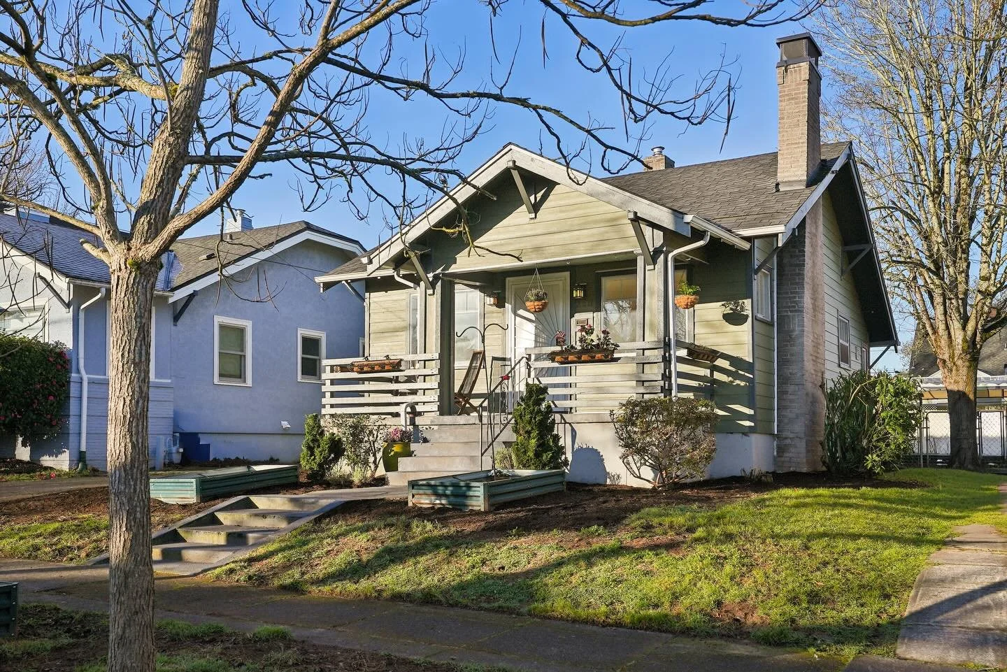 🌹Just listed in Roseway &hellip;this classic Portland Bungalow is sure to steal your heart!!🌹

Perched on a raised lot, this well situated home has light spilling in from every corner. Hardwood floors, built in cabinets and arches, this one has all