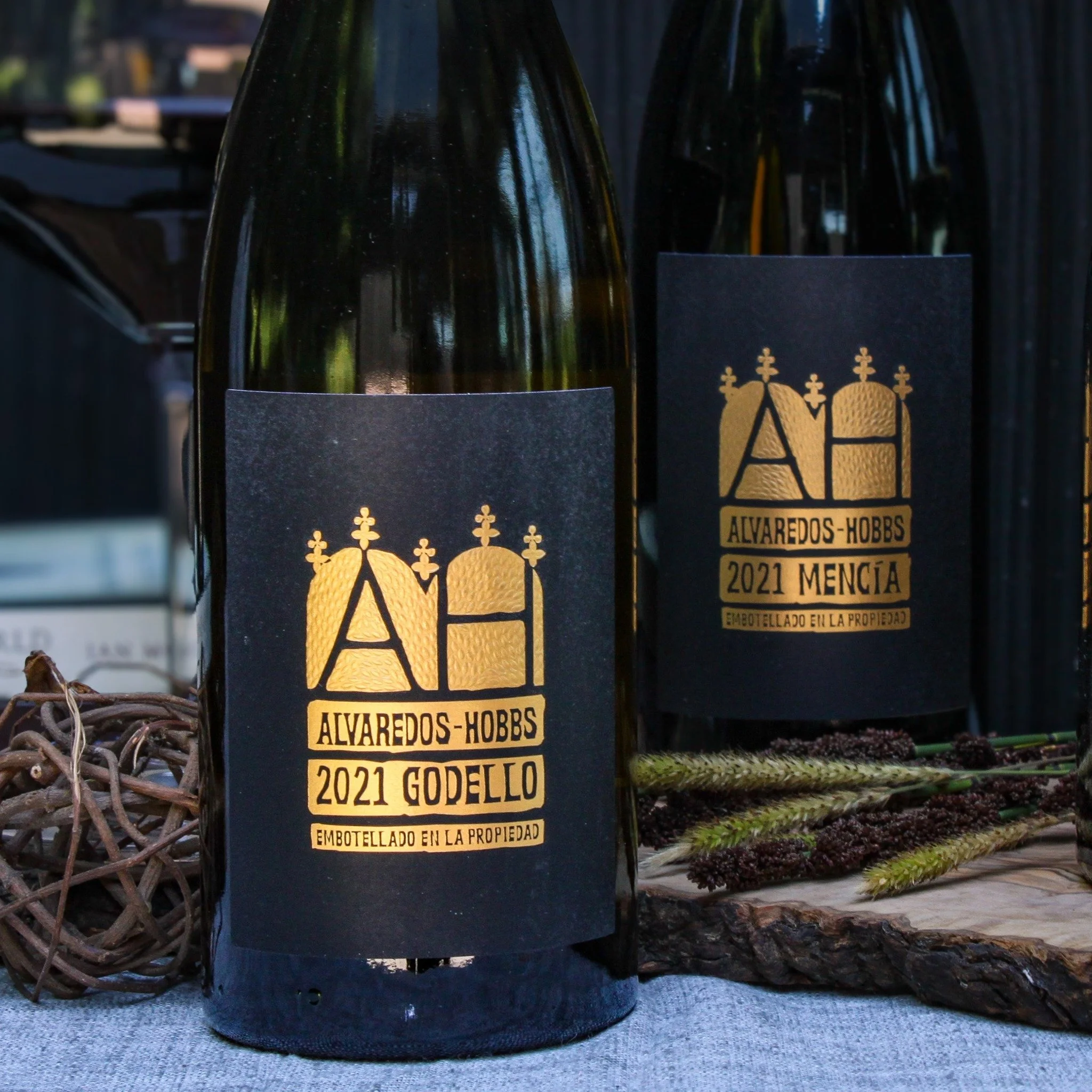 The 2021 growing season in Ribeira Sacra saw cooler than average temperatures overall, resulting in beautifully balanced wines that balance bright acidity with an elegant freshness of character. Our 2021 Godello and Menc&iacute;a reflect the careful 