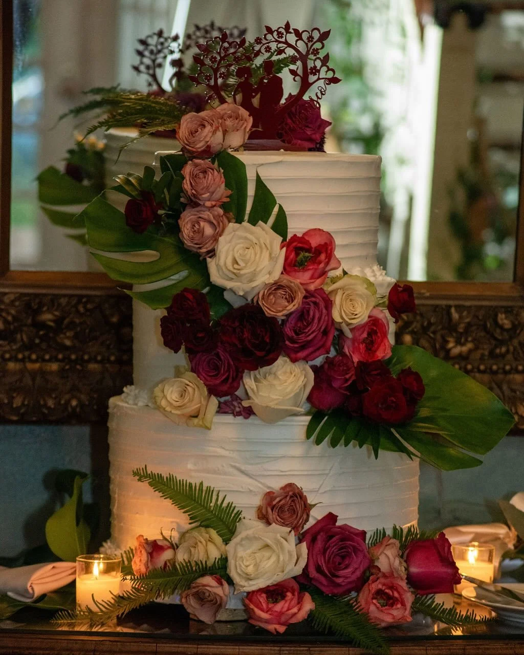 Wedding cakes are so beautiful. They can&rsquo;t be really simple or the most elaborate creations. The wedding cake should capture your entire wedding in one bite. 

Photo 1:
Photo by @lori_sapio_photographer 

Photo 2:
Cake by @dixonsdecadence 

Pho