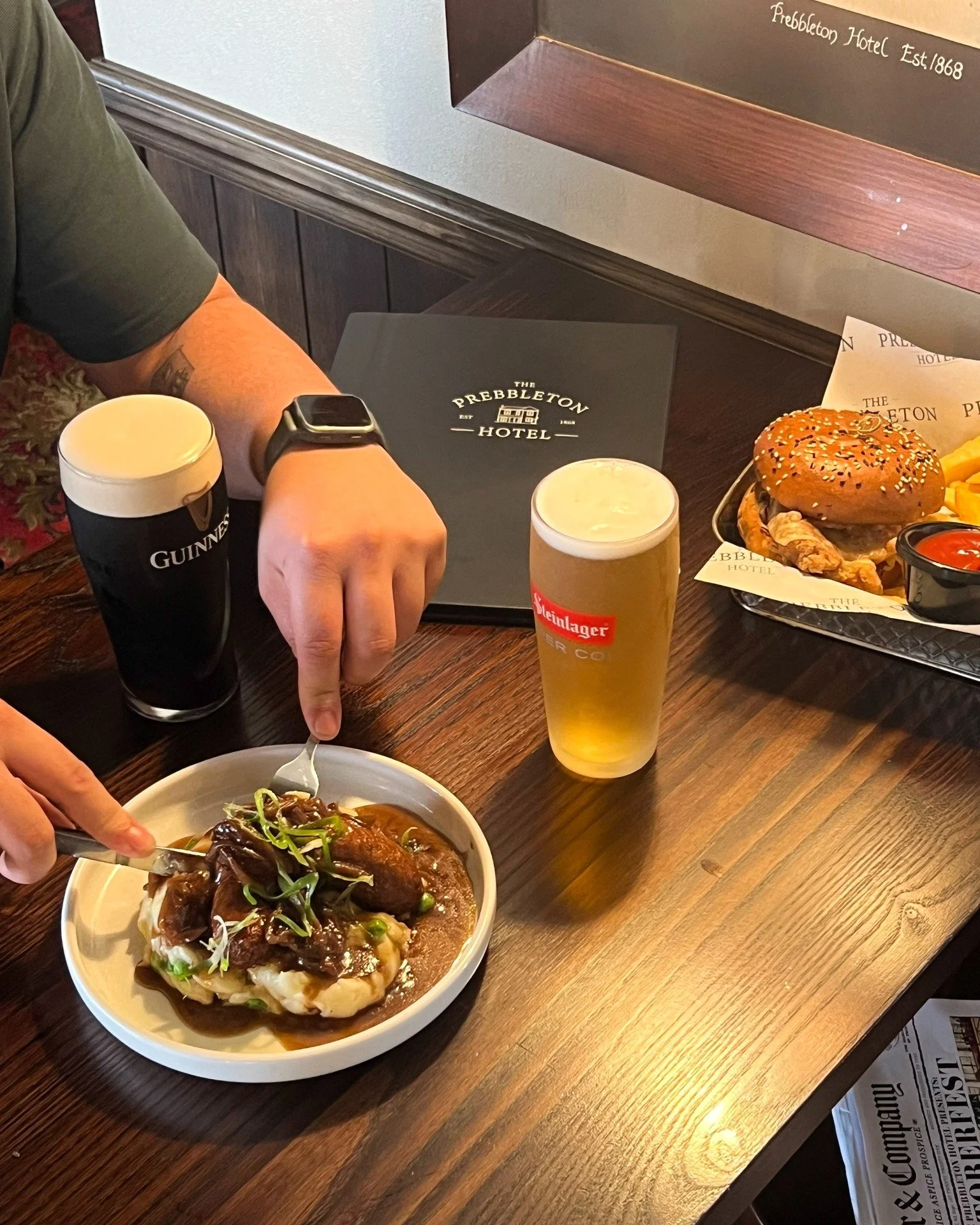 Your midweek pick-me-up. 

Good food, cold beer, and spring weather; nothing better. 
Book for dinner at theprebbletonhotel.co.nz/bookings or click the link in our bio. 

#pubgrub