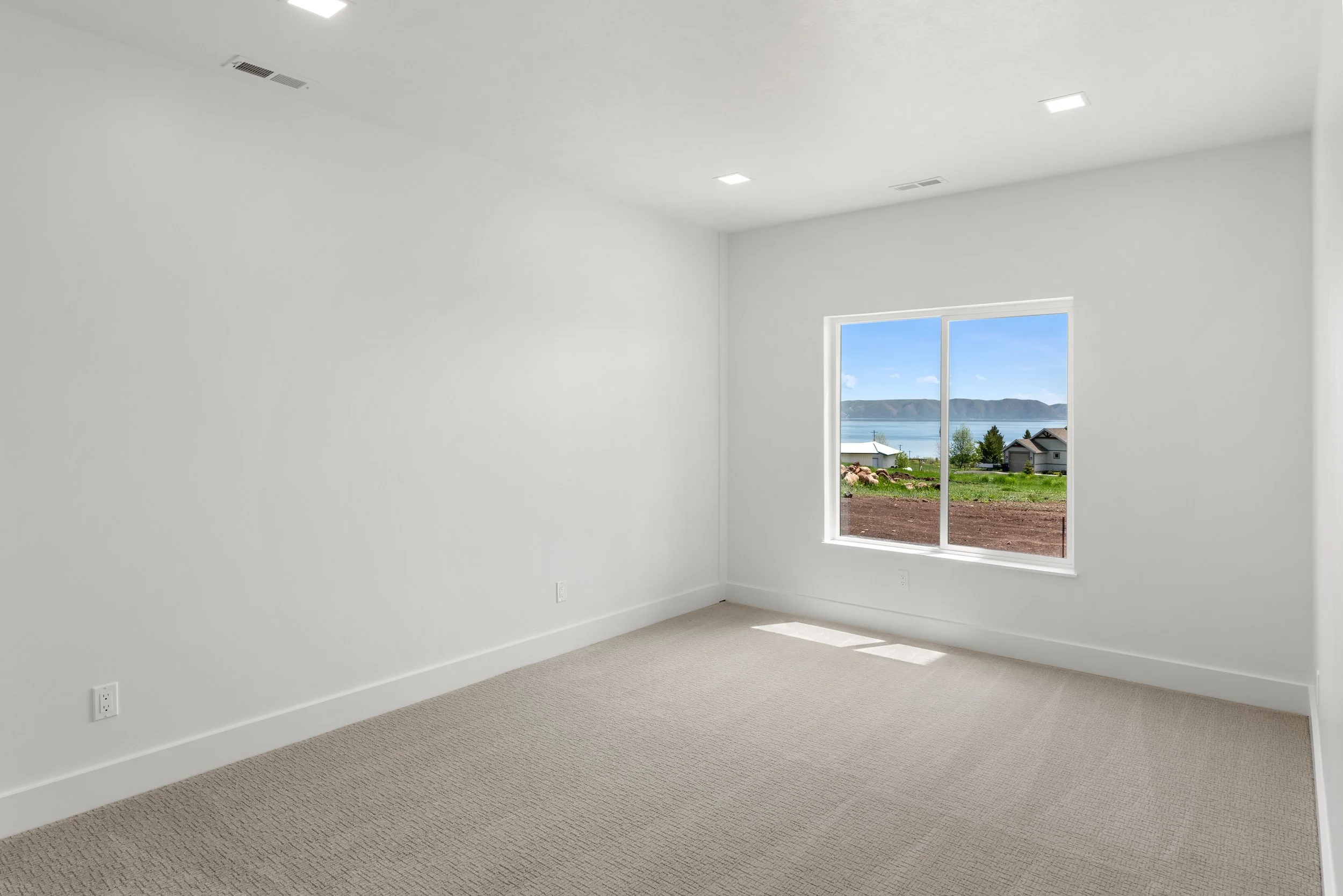 28 717 Loveland Ln.jpg