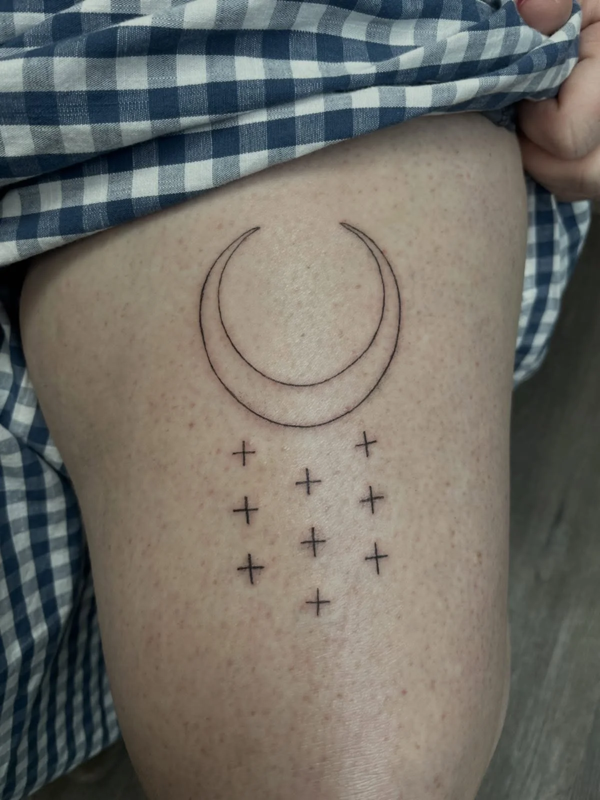 cutest above the knee placement on an older flash design of mine for Lizzy (who braved the cold in a skirt for this) 💖 Thank you!!
.
.
.
#milwaukeetattoo #milwaukeetattooartist #wisconsintattooartist #legtattoos #finelinetattooartist #qttr #cutetatt