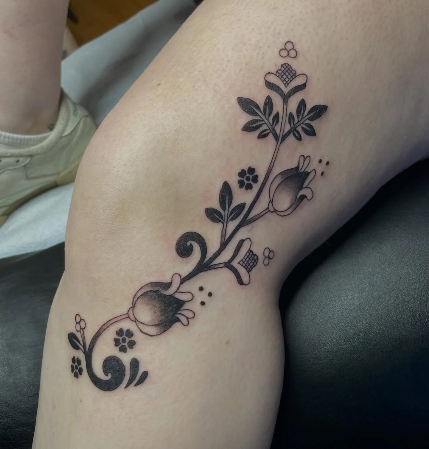 loved doing this custom folky knee wrap inspired by rosemaling designs and her grandma 💖 Thank you Camille!
.
.
.
.
#kneetattoo #folktattoo #folkyeah #milwaukeetattooartist #customtattoo