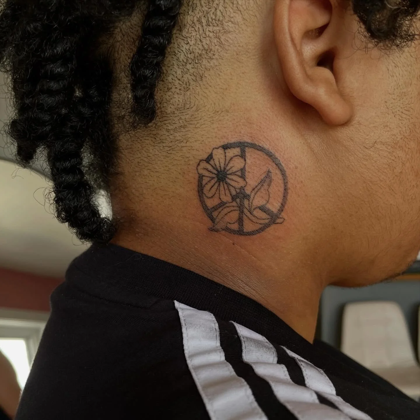 from my flash 💫 Thank you Walker! 
.
.
.
#milwaukeetattoo #necktattoo #floraltattoos