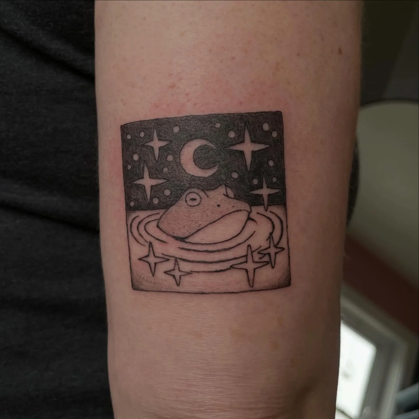 Kelcie reached out about a frog painting i made a year ago to ask if i would tattoo it, so we did! 🐸💖swipe to see the original. i love how it translated to tattoo. thanks Kelcie!
.
.
.
.
#frogtattoo #frogart #milwaukeetattoo #justalittleguy #tattoo