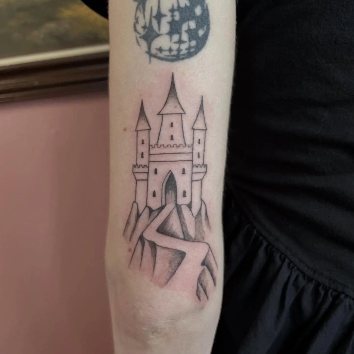 whimsical castle from my flash. thank you Lizzie!
🏰
.
.
.
.
#castletattoo #milwaukeetattoo #wisconsintattooartist #armtattoos