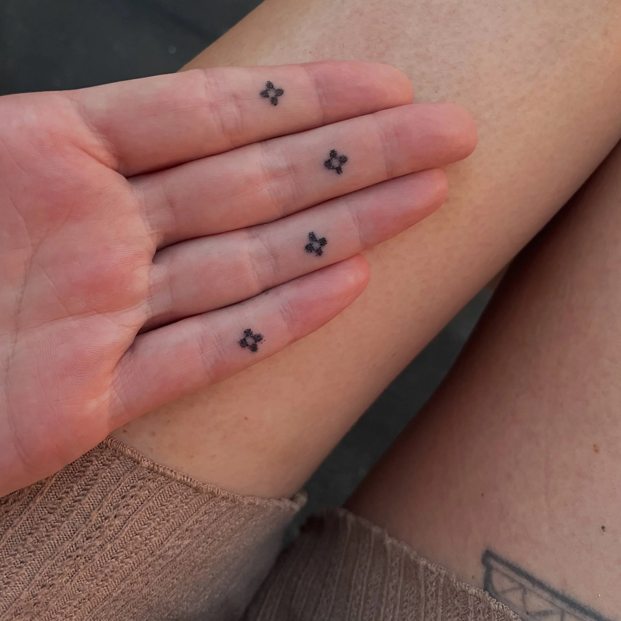 ✨handpoked finger decor ✨ im currently booking September. let me know what you want, size, and placement. i can always help with these choices if youre unsure 🌝💖 
.
.
.
.
#tattoo #milwaukeetattoo #fingertattoo