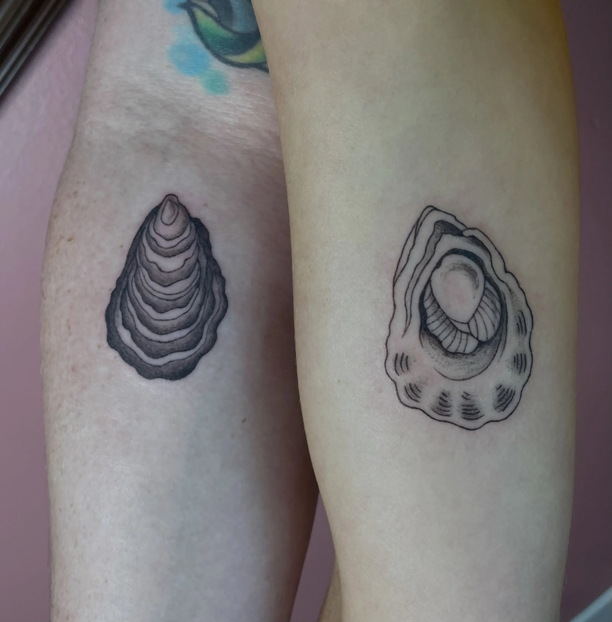 Taylor and Elle came to me with this adorable oyster friendship tattoo idea and we made it happen yesterday. This was so fun! Thank you both ☺️🦪
.
.
.
#friendshiptattoo #blackandgreytattoo #oystertattoo #milwaukeetattooartist