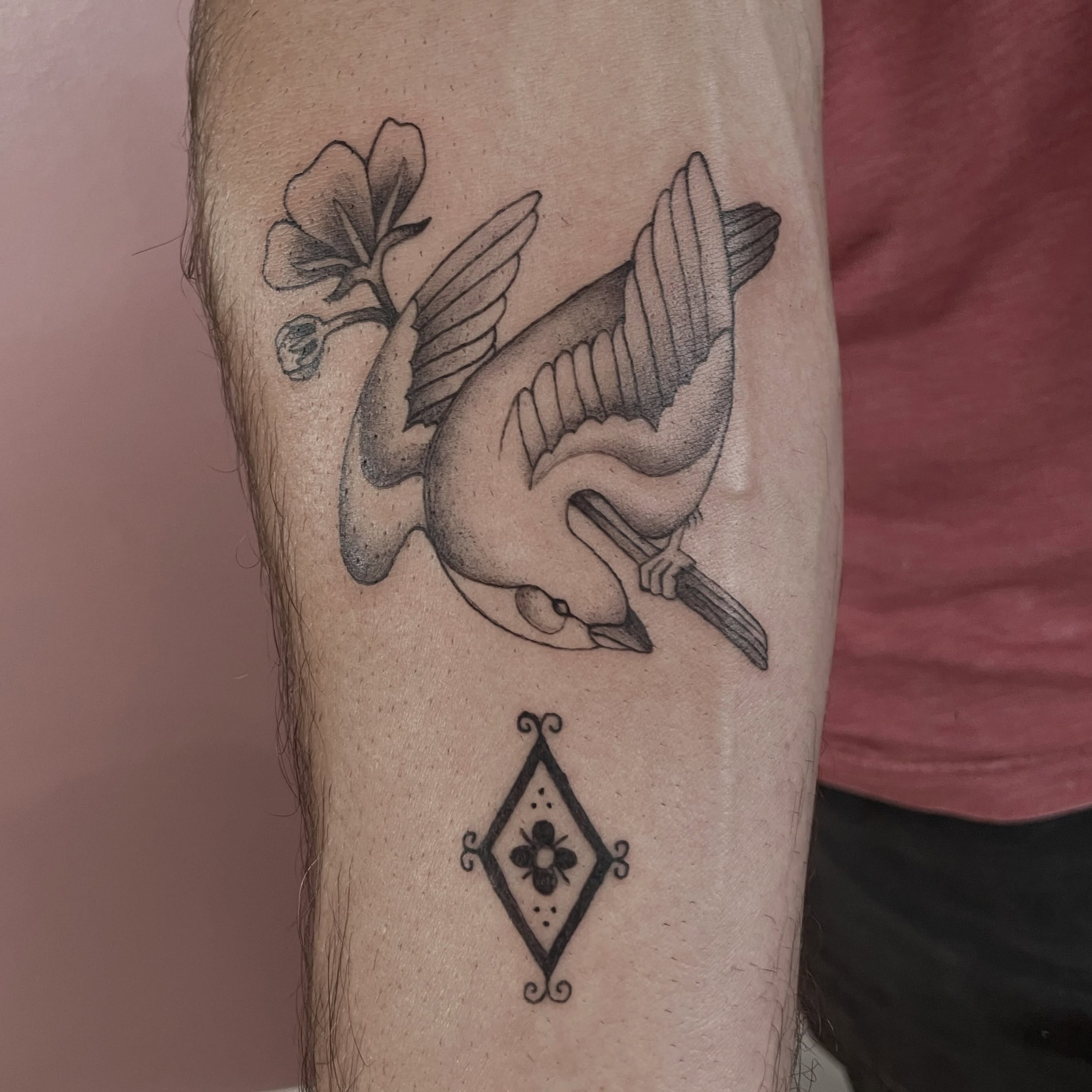 ✨bird and ornamental from my flash✨thank you Justin!🙏
.
.
.
.
#birdtattoo #floraltattoo #milwaukeetattoo #wisconsintattoo #finelinetattoo