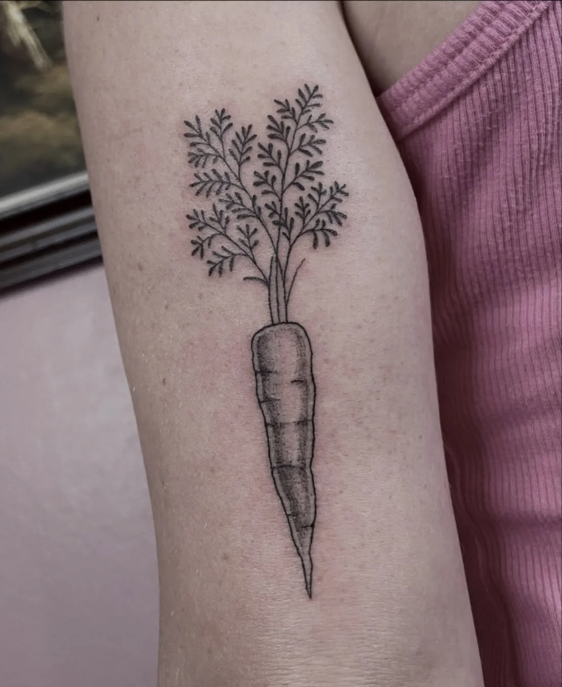 carrot tattoo that i never posted because last week was truly coocoo insano. thank you samantha!🥕we love veggies🥕
.
.
.
.
#vegetabletattoo #botanicaltattoo #milwaukeetattoo #carrots🥕 #finelinetattoos