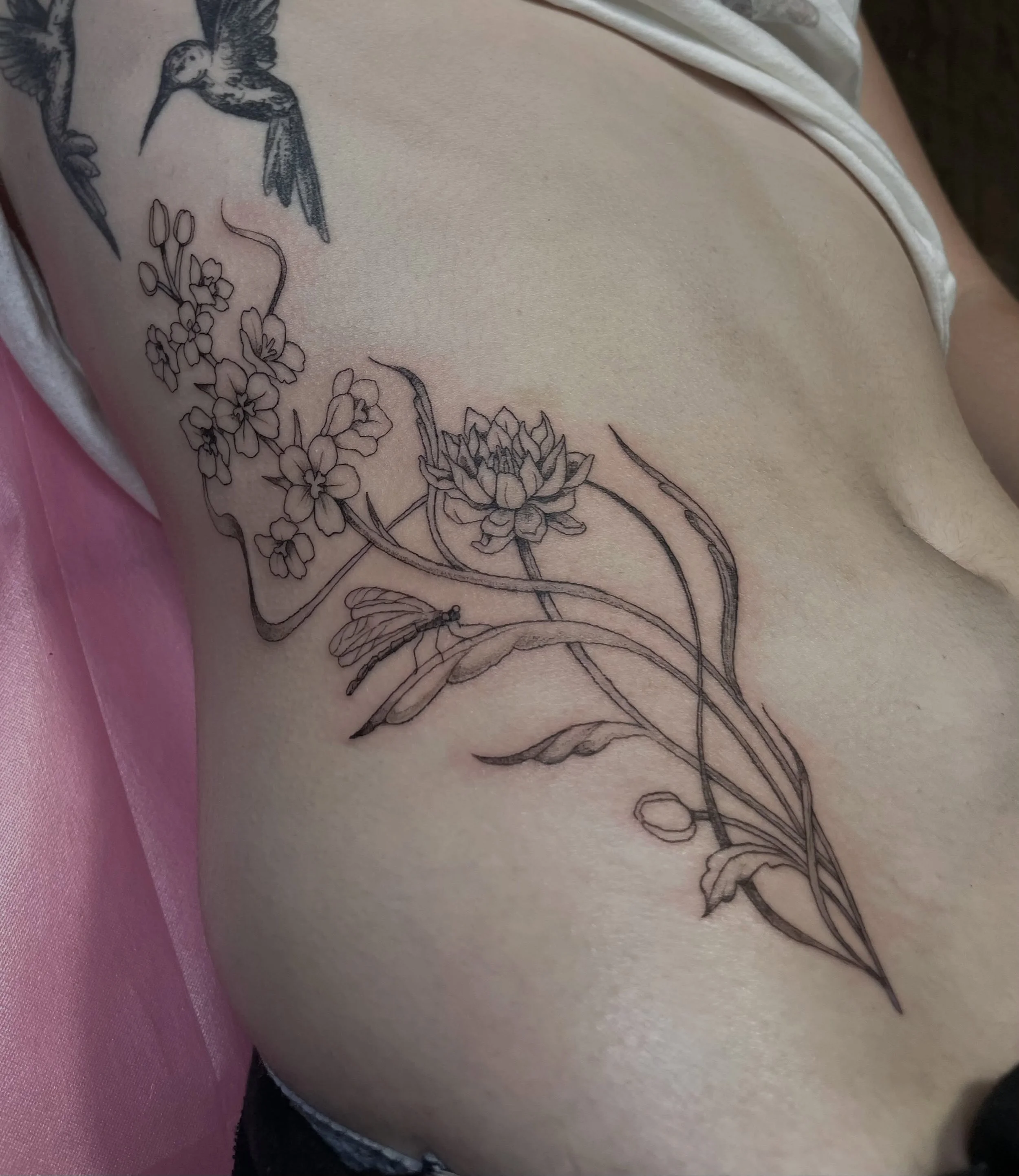 whimsical floral side piece made with love @pinkwidowtattoo thank you Olivia and everyone at Pink Widow for letting me tattoo with u 💖🙏
.
.
.
#finelinetattoo #milwaukeetattoo #wisconsintattooartist #botanicaltattoo #floraltattoo