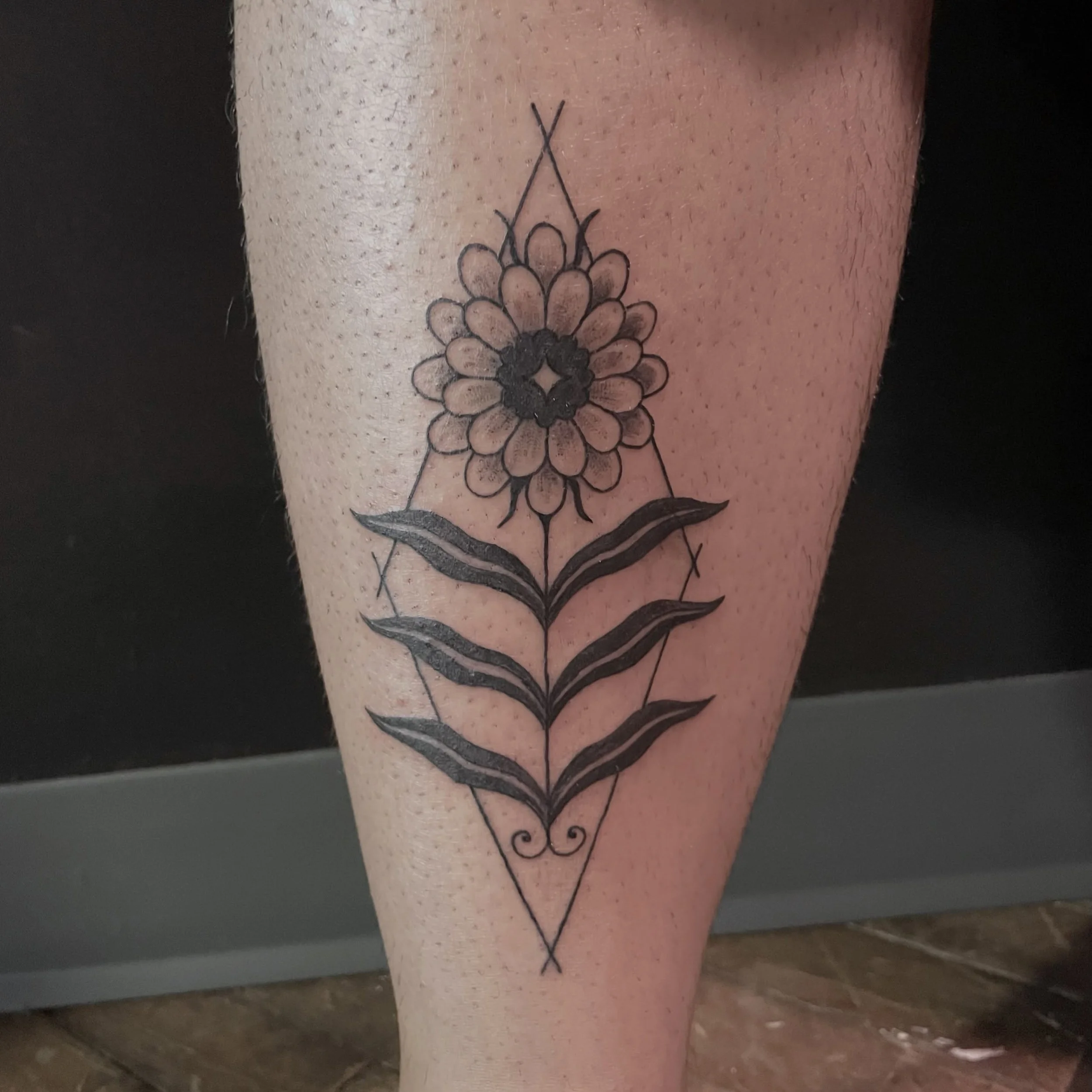 in love with this folky shin flower that i made for Araya 🌼 id love to do more in this style please! 🌝 thank you Araya!
.
.
.
.
#milwaukeetattoo #folktattoo #flowertattoo #wisconsintattooartist #blackink