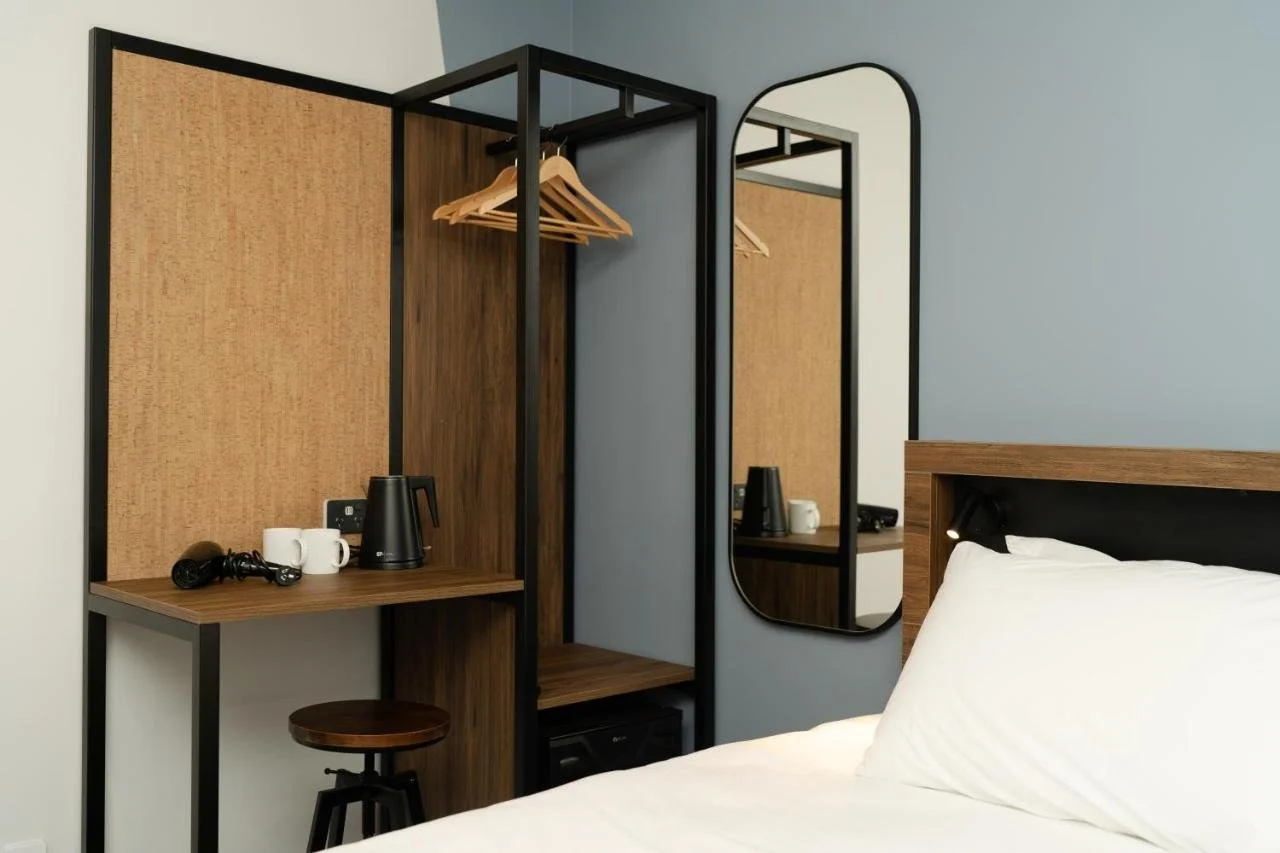 queen bedroom.jpg