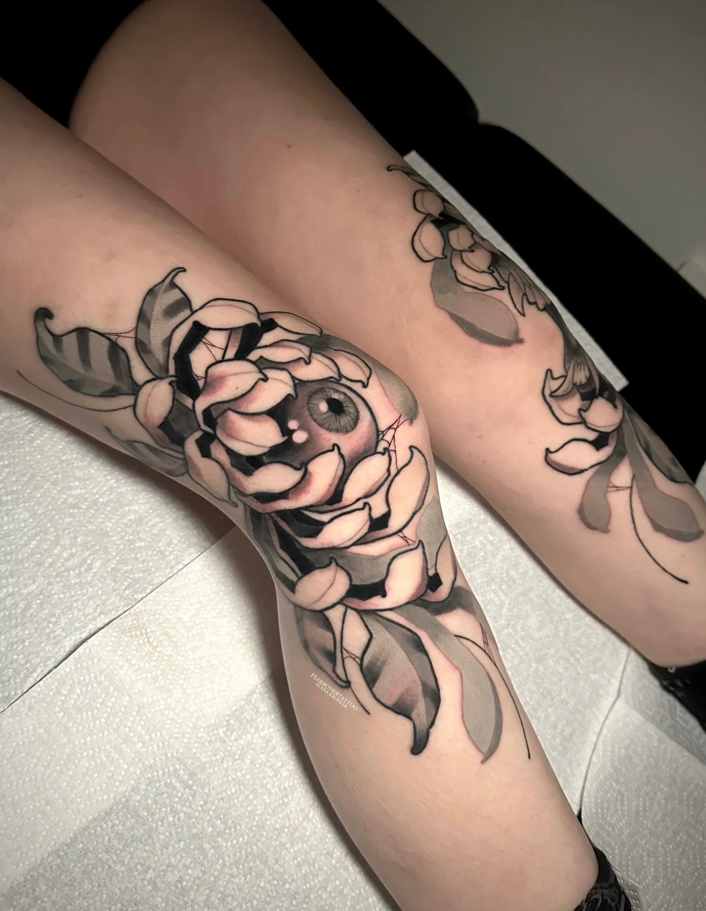 Creepy kneepys for melanieepy 🤔 (my lovely client melanie) 
Lines healed | Shading fresh