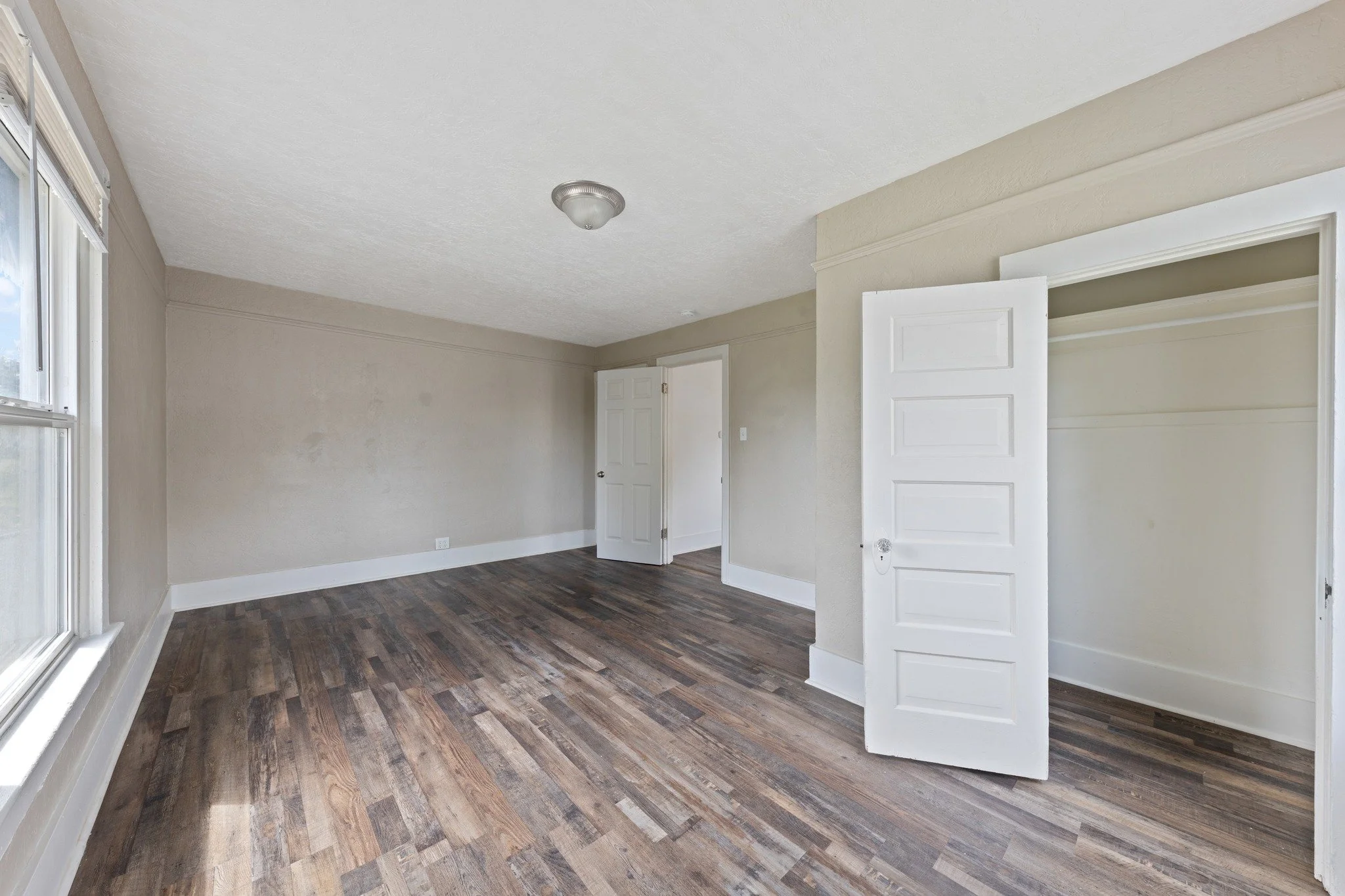 👀Guess what we have being posted for rent this week?
✅2 bed 2 bath
✅Located in Newberg, OR
✅LVP Flooring throughout
✅Forced Air Heat
✅Off Street Parking
Keep an eye out on our website for when this adorable unit goes live!