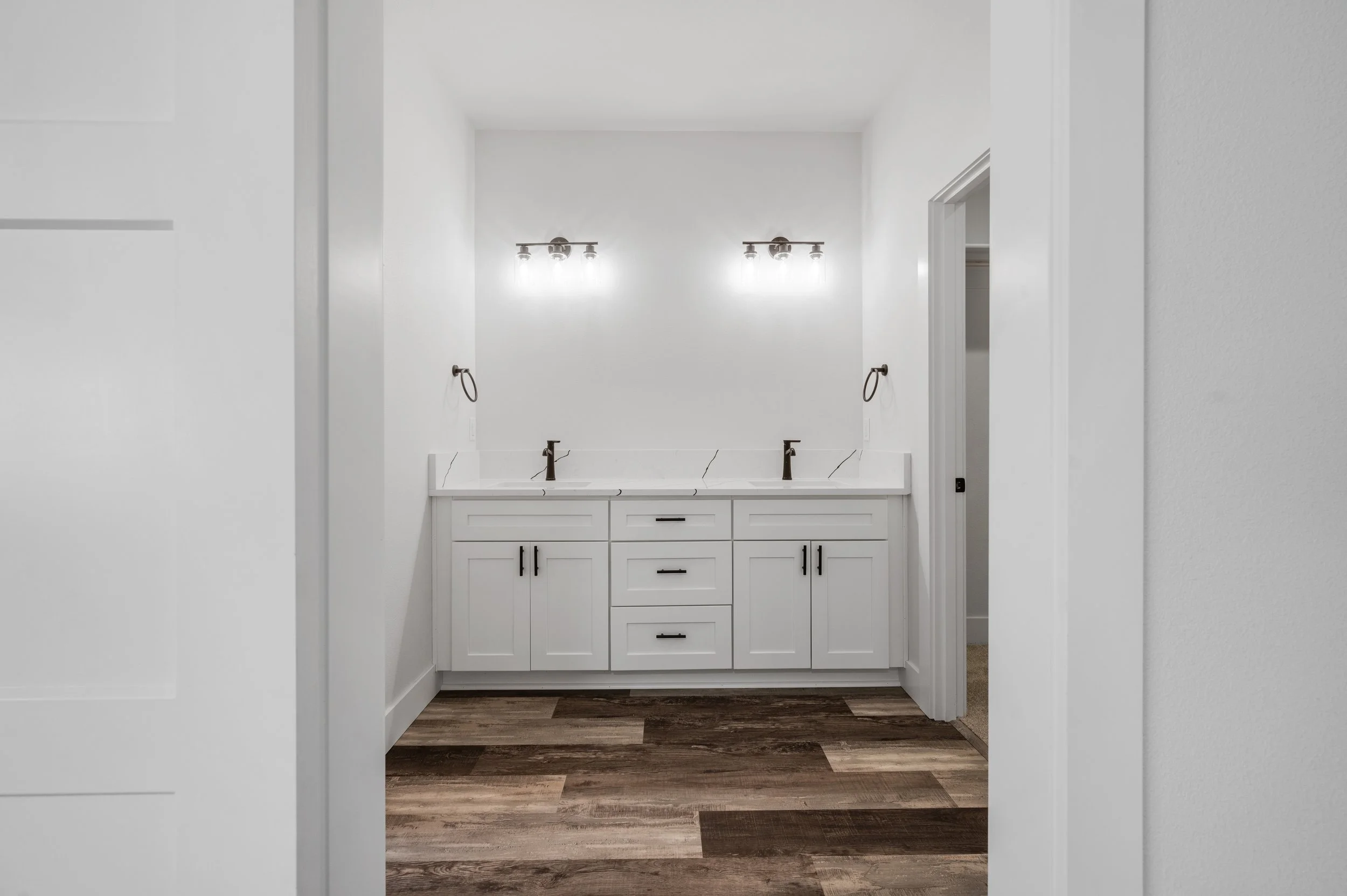 master suite 2_1710sf_RealSavi_KlamathFalls_newbuild.jpg