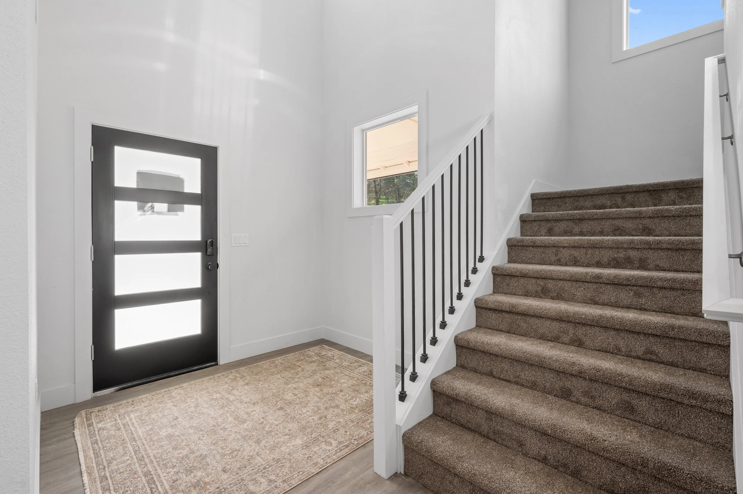 entry way 2_2450sf_RealSavi_KlamathFalls_newbuild.jpg