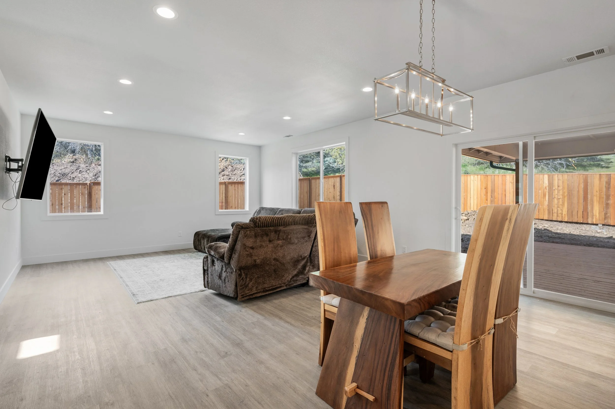 dining great room_2450sf_RealSavi_KlamathFalls_newbuild.jpg
