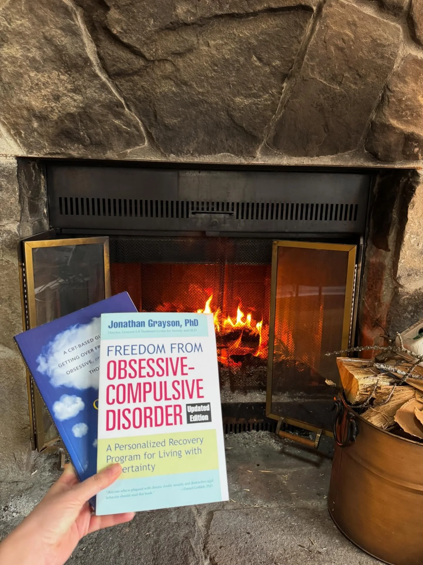 Spending this cozy rainy Saturday morning brushing up on OCD psychoeducation by the fireplace 📚 since I&rsquo;ve noticed an uptick of intrusive thoughts with my clients. This isn&rsquo;t surprising given the proliferation of anxiety and uncertainty 